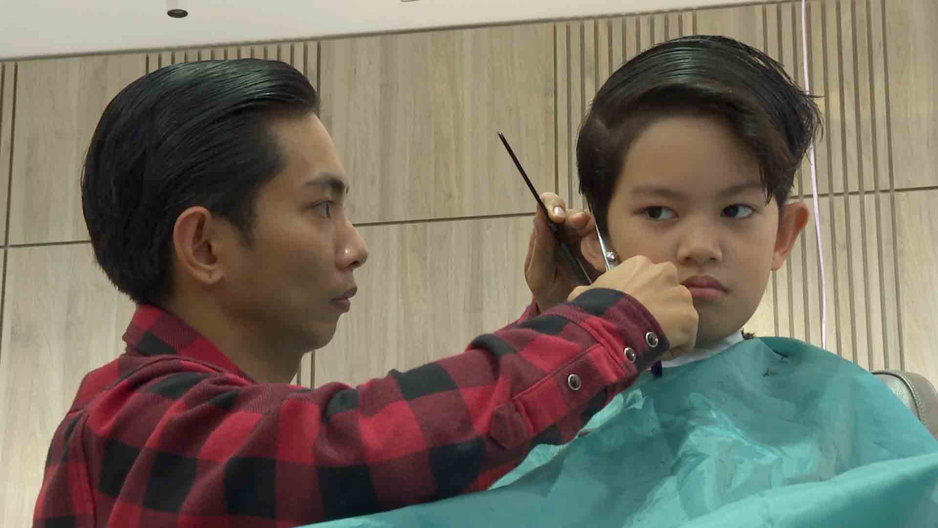 Trong tập này, Phan Hiển còn muốn trổ tài cắt tóc khiến hai con đều bất ngờ. Kiện tướng Dancesport đã hỏi thăm ý kiến và cả Kubi lẫn Anna đều mong muốn anh cắt tóc cho con trai giống V - thành viên nhóm nhạc đình đám BTS.