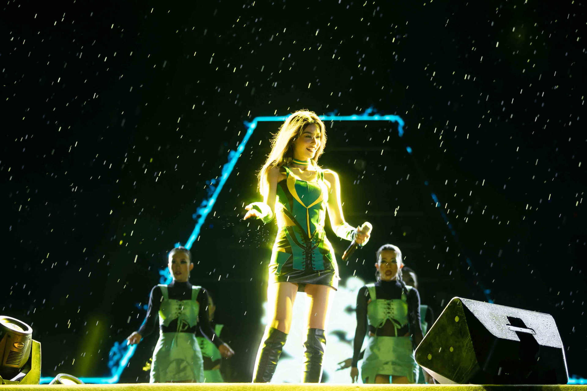 Bất chấp trời mưa ngày càng lớn, Lona vẫn giữ được thần thái tự tin, năng lượng trong xuyên suốt phần biểu diễn.