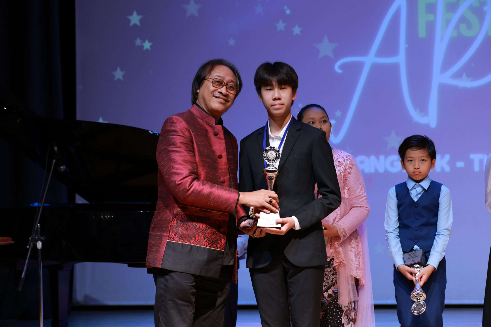 Oscar Vũ xuất sắc giành huy chương vàng, bạc piano tại Thái Lan