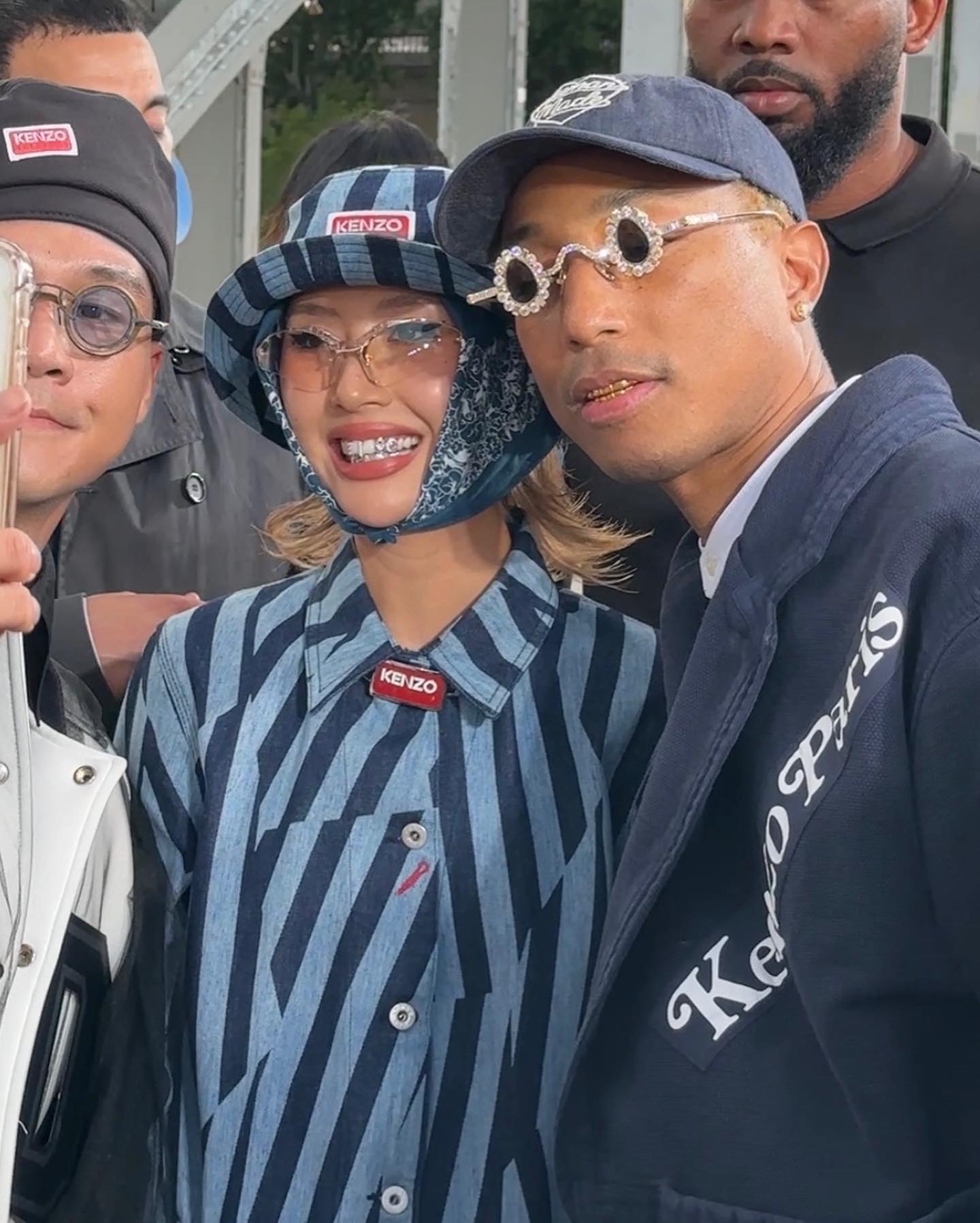 Tại đây, Quỳnh Anh Shyn còn có cơ hội gặp gỡ và đứng chung khung hình cùng Giám đốc sáng tạo Louis Vuitton - Pharrell Williams và rapper Tyga