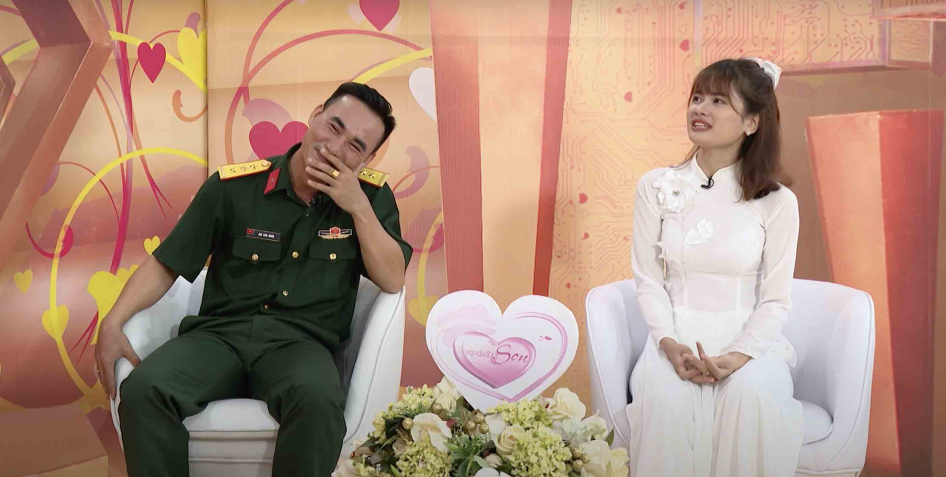 Hiểu cho sự hy sinh của vợ nên Văn Hoàn luôn cố gắng tranh thủ để đồng hành cùng vợ qua các cuộc gọi video, cùng nhau quyết định từng món đồ cho lễ cưới.