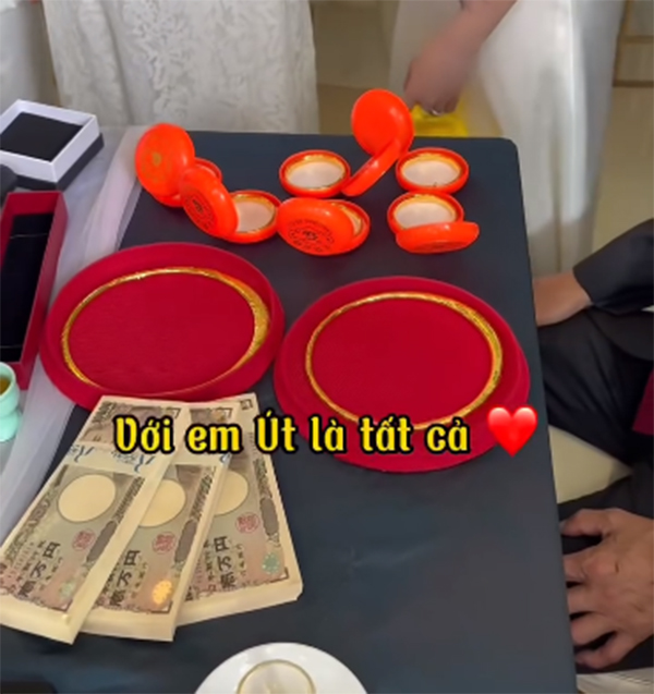 Bà Nhân Vlog chuẩn bị của hồi môn toàn vàng với tiền mặt tặng em gái út trong ngày cưới. Ảnh: Chụp màn hình