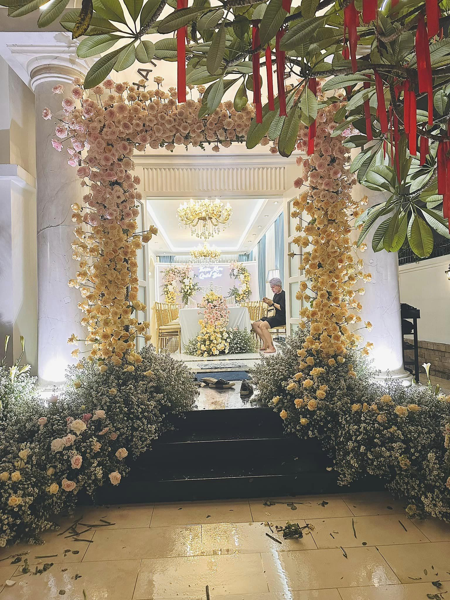 Không gian biệt thự cũ của Di Băng được trang trí toàn hoa tươi chuẩn bị cho đám cưới của bảo mẫu thân thiết. Ảnh: FBNV