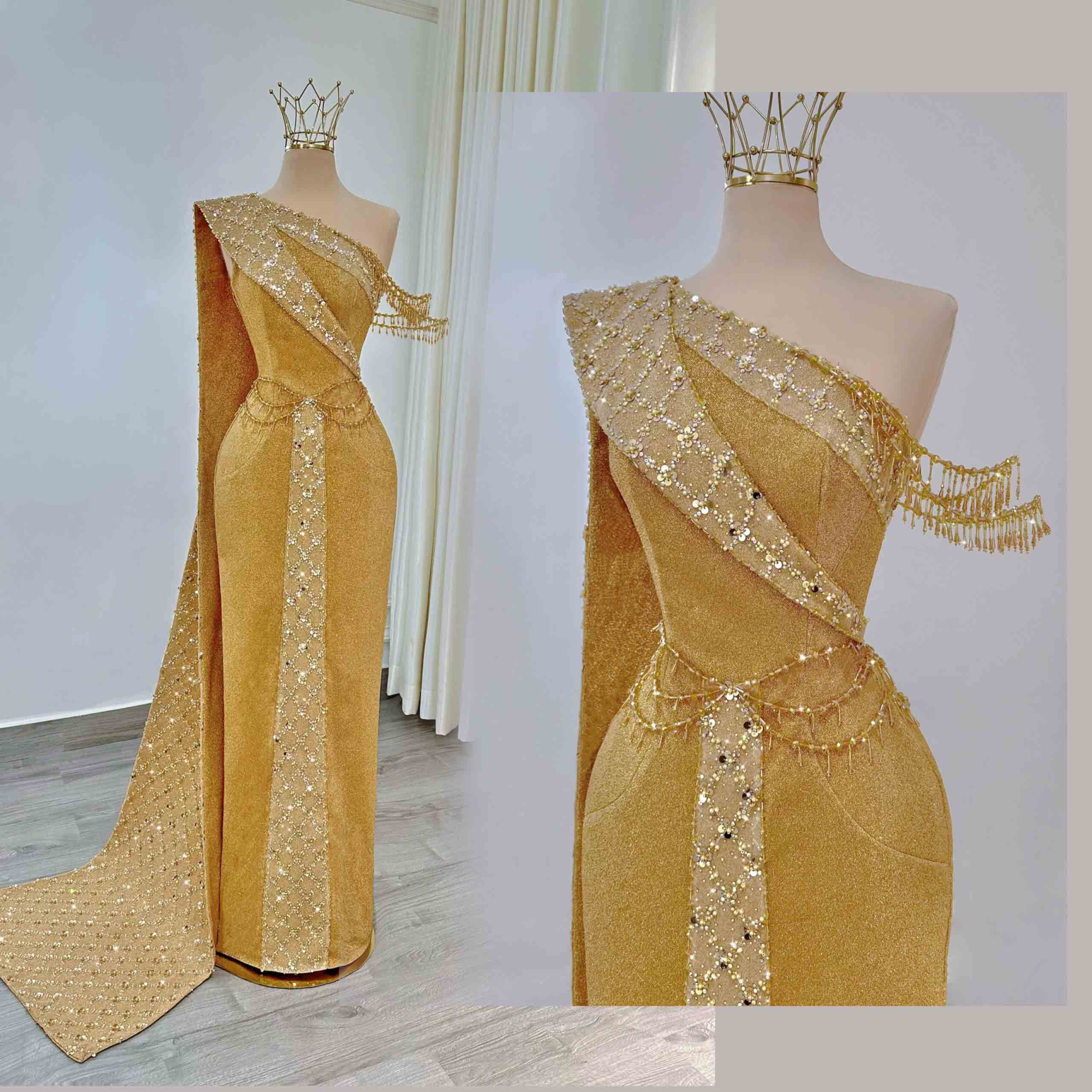Chiếc đầm dạ hội màu vàng lấy cảm hứng từ trang phục truyền thống của phụ nữ Thái Lan với một mảnh lụa dài quấn một đường chéo trước ngực, đưa ra sau lưng, hướng về phần hông.