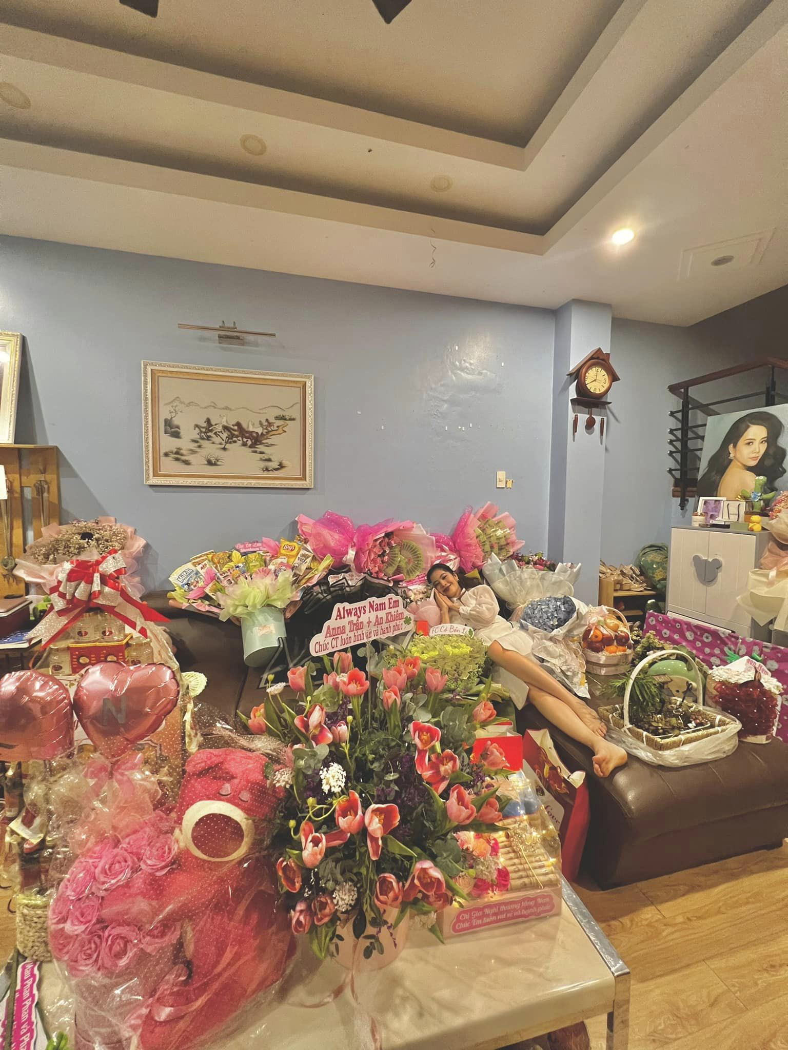 Quà fan Nam Em tặng phần lớn là đồ hiệu, thức ăn, mỹ phẩm, hoa tươi và cả hoa kết bằng tiền. Ảnh: FBNV