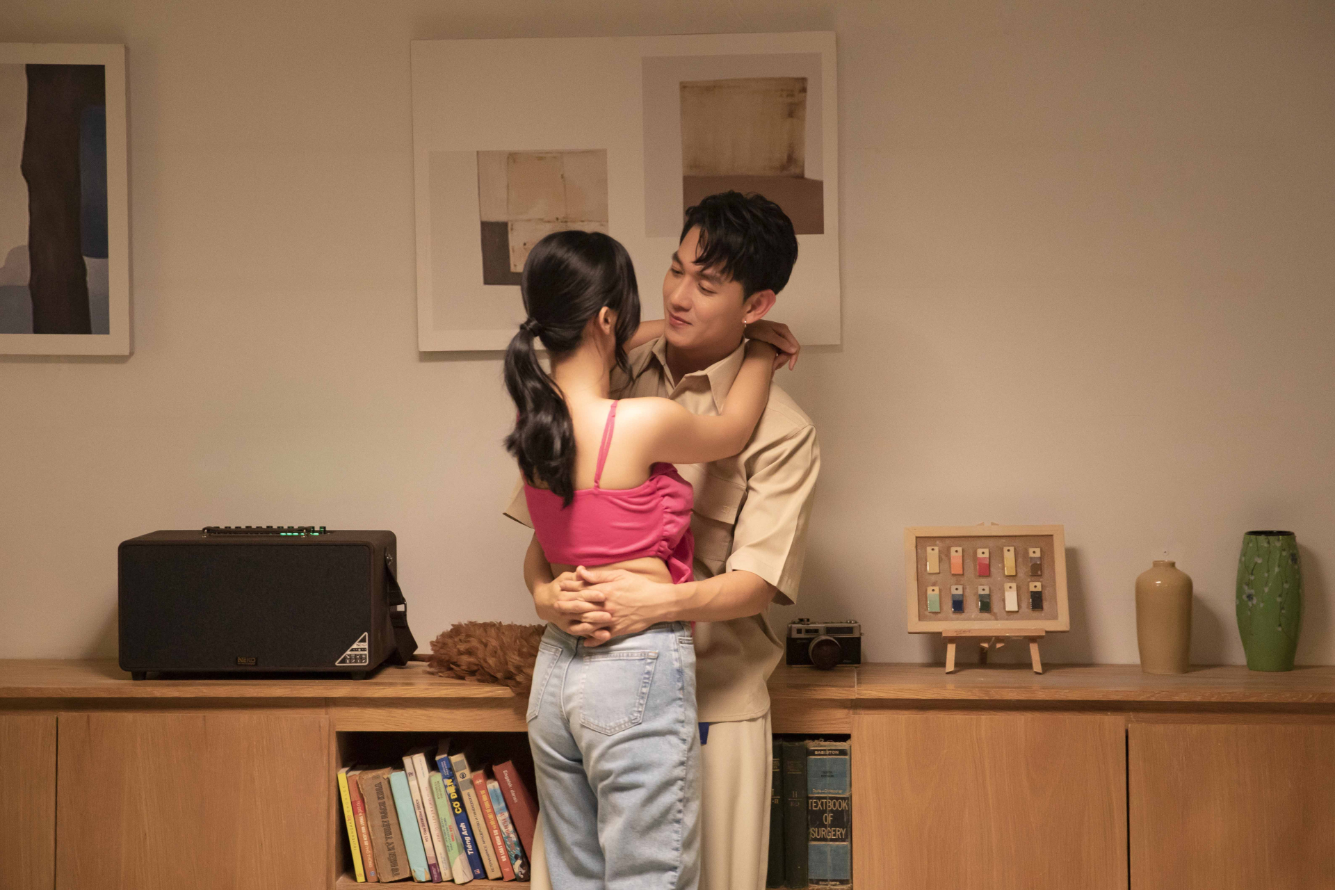 Dù lấy cảm hứng từ chuyện tình John - Nhi trong phim Nhà Bà Nữ, nhưng khi xem MV Sang Trang, khán giả có thể thấy một màu sắc văn minh, tích cực hơn.