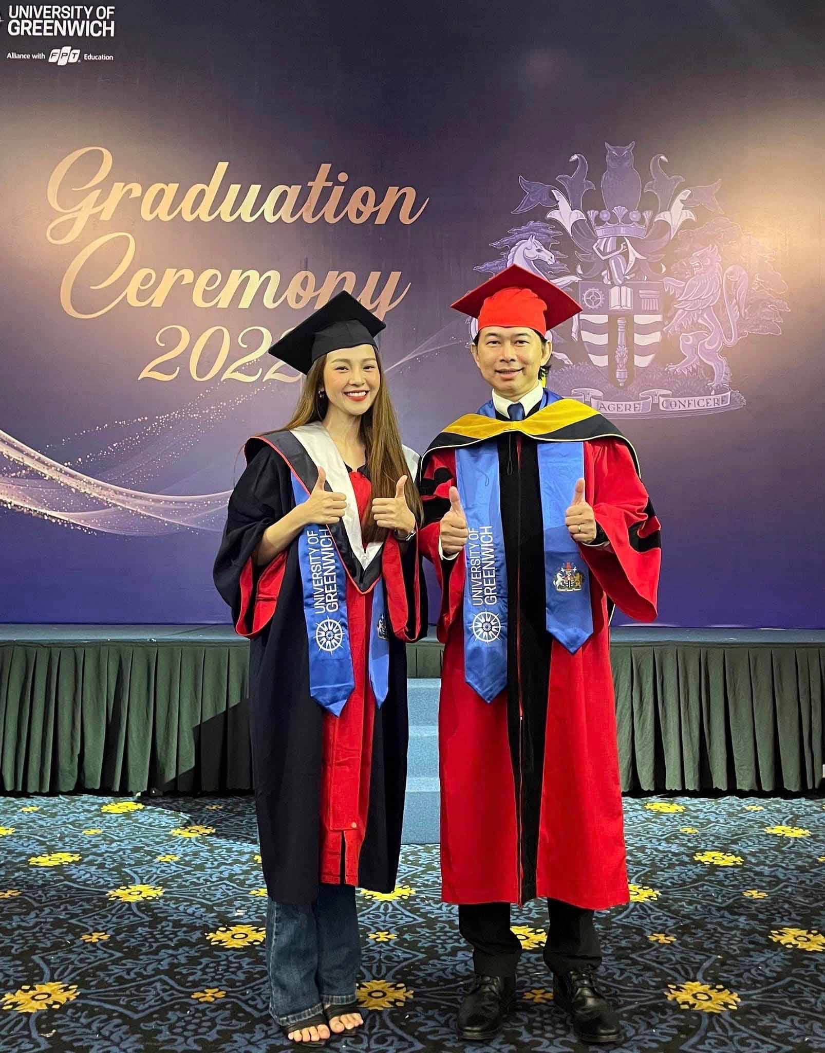 Được biết, Tam Triều Dâng vừa tốt nghiệp ngành Quản trị kinh doanh tại Đại học Greenwich vào tháng 3/2022.