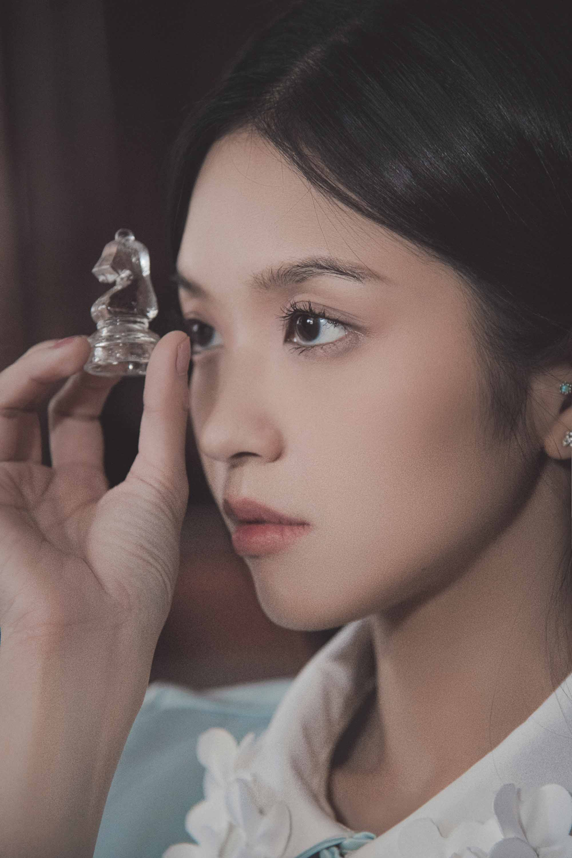 Trong MV Sự Mập Mờ, Suni Hạ Linh tiếp tục một mình “cân” toàn bộ phần diễn xuất, tương tự như sản phẩm Ngỏ Lời trong dự án “Single Single”.