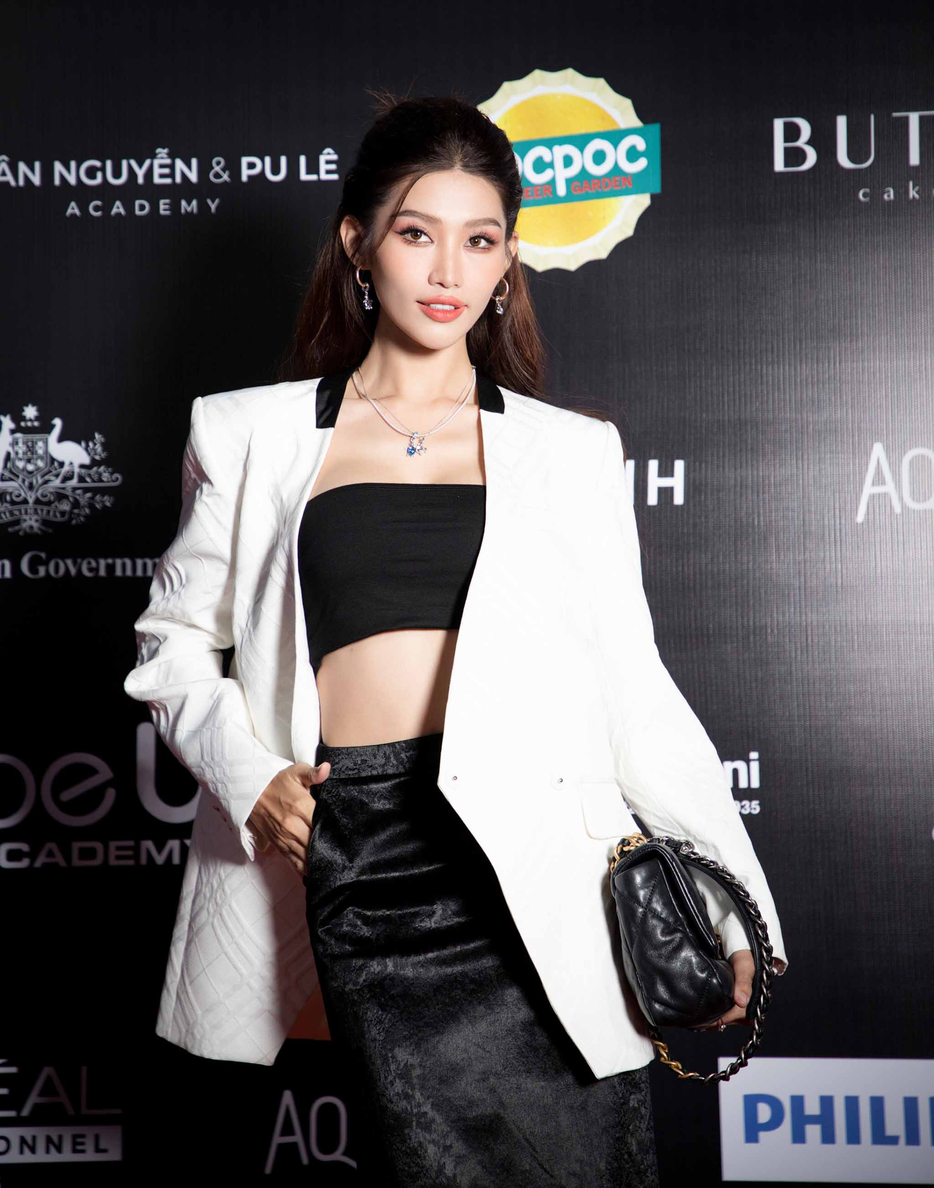 Đặc biệt, bên cạnh vai trò khách mời, nàng Á hậu còn nhận lời “tái xuất” sàn runway và đảm nhận vị trí vedette ở màn 1 cho BST mới của NTK/ stylist Lê Minh Ngọc.