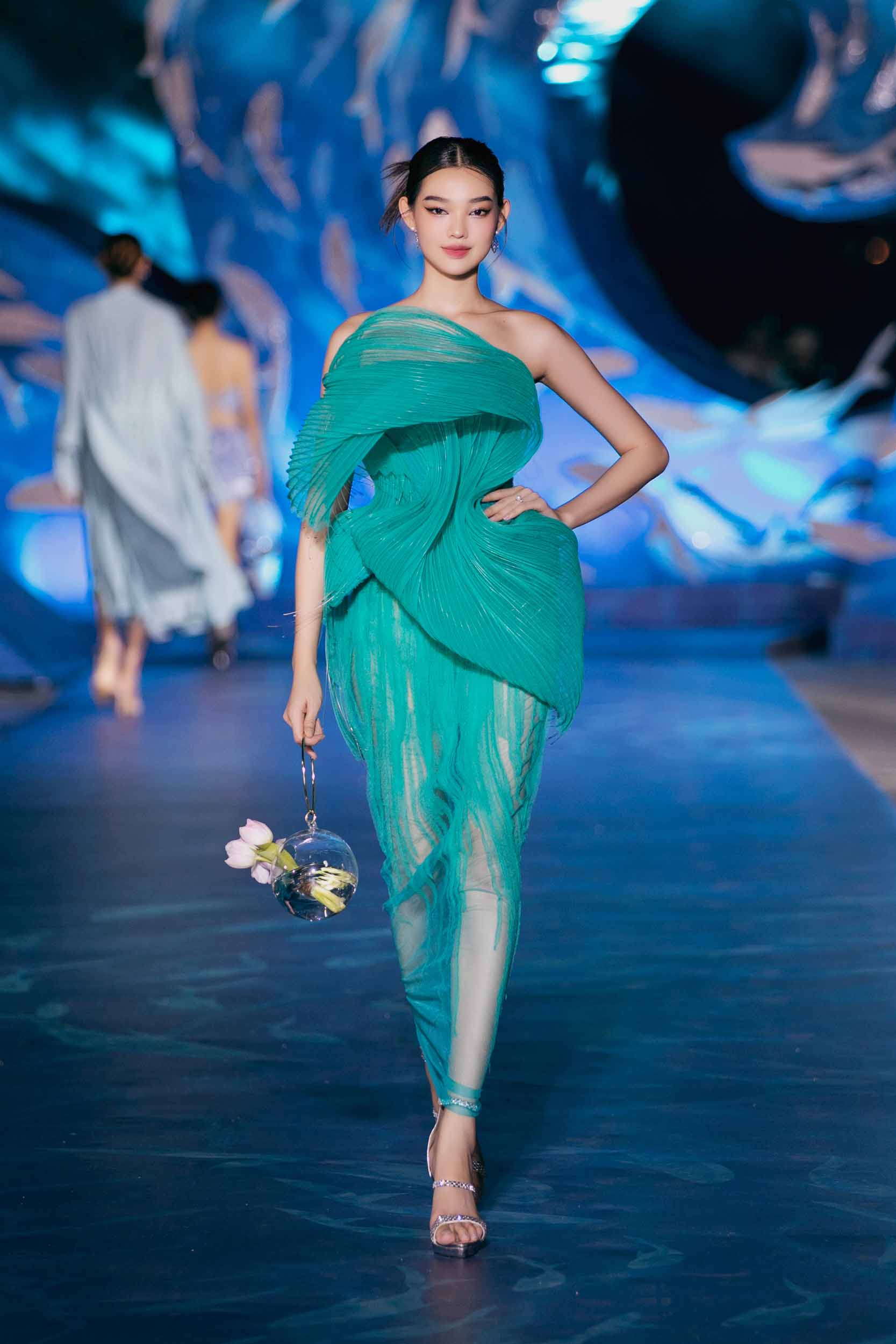 Mới đây trong lần xuất hiện tại Vietnam Beauty Fashion Fest diễn ra tại Quy Nhơn, Bé Quyên tiếp tục trở thành một trong những “nàng thơ” mở màn BST “Hơi thở của gió” của NTK Hoàng Minh Hà.
