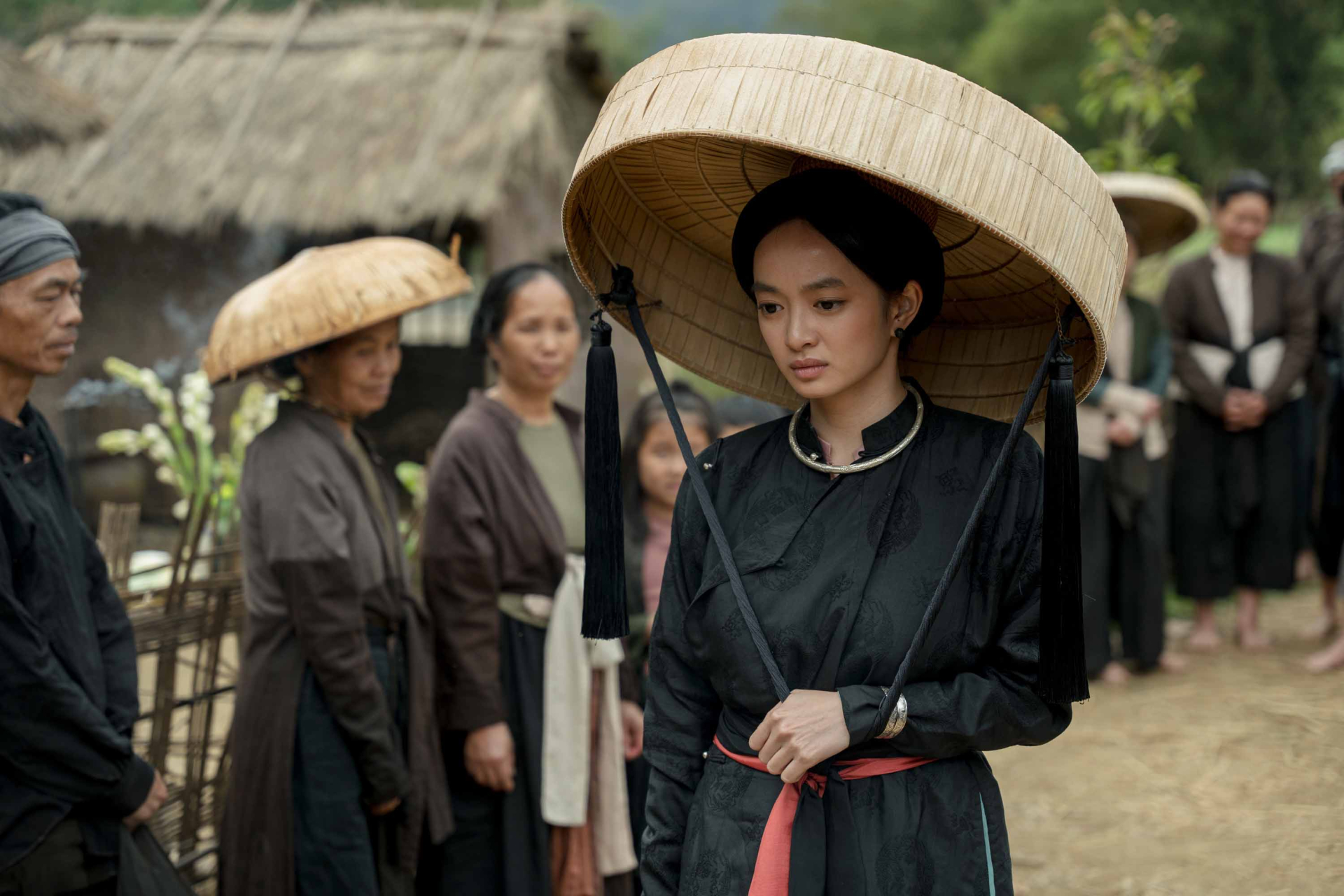 Trong First-look Trailer, nhân vật Linh của Kaity Nguyễn xuất hiện xinh đẹp nhưng đượm buồn trong nhiều thước phim mãn nhãn đến mê hồn.