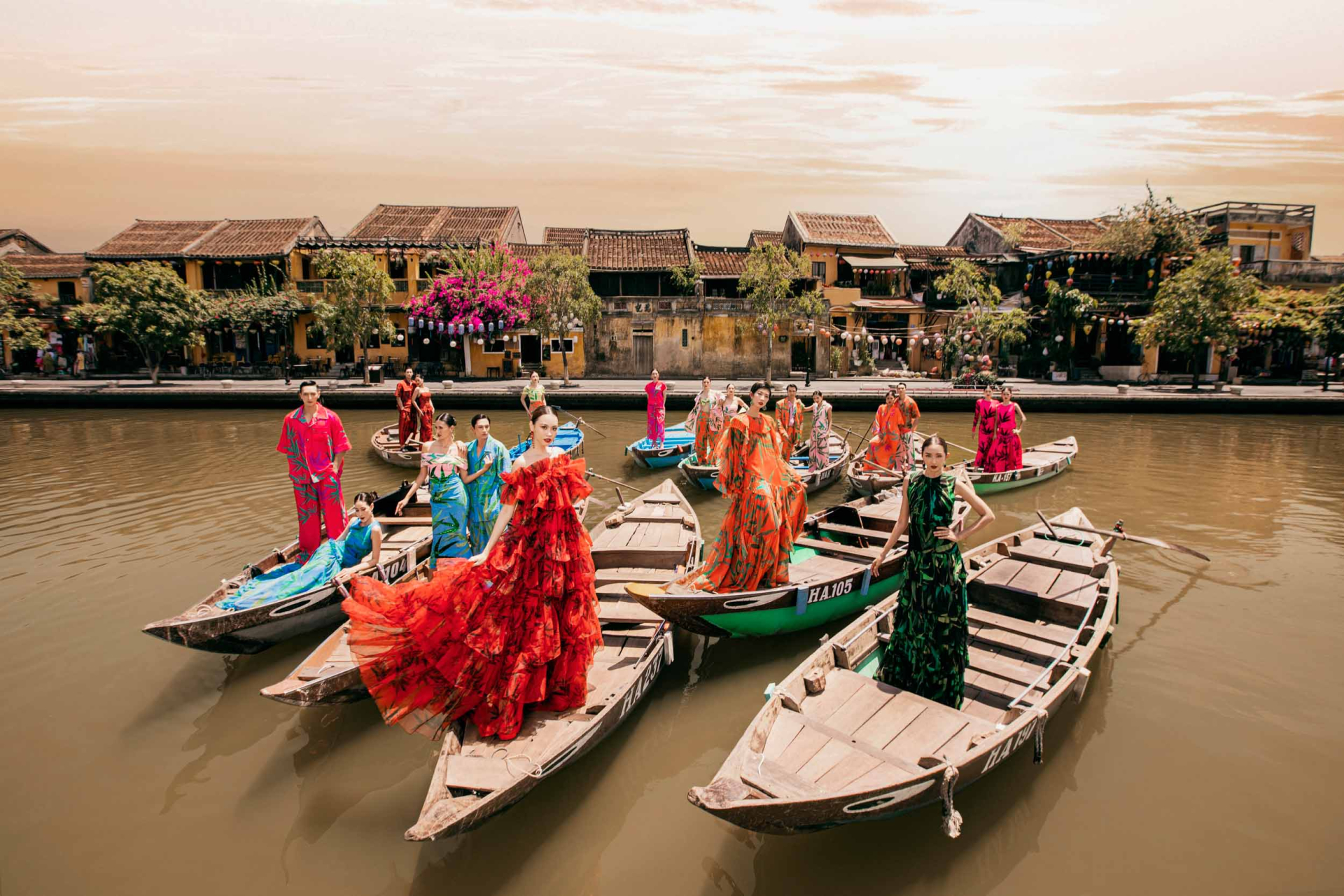 Show diễn quy tụ những cái tên người mẫu hàng đầu của làng thời trang Việt, cùng hơn 150 khách mời là những nghệ sỹ, celeb, doanh nhân.