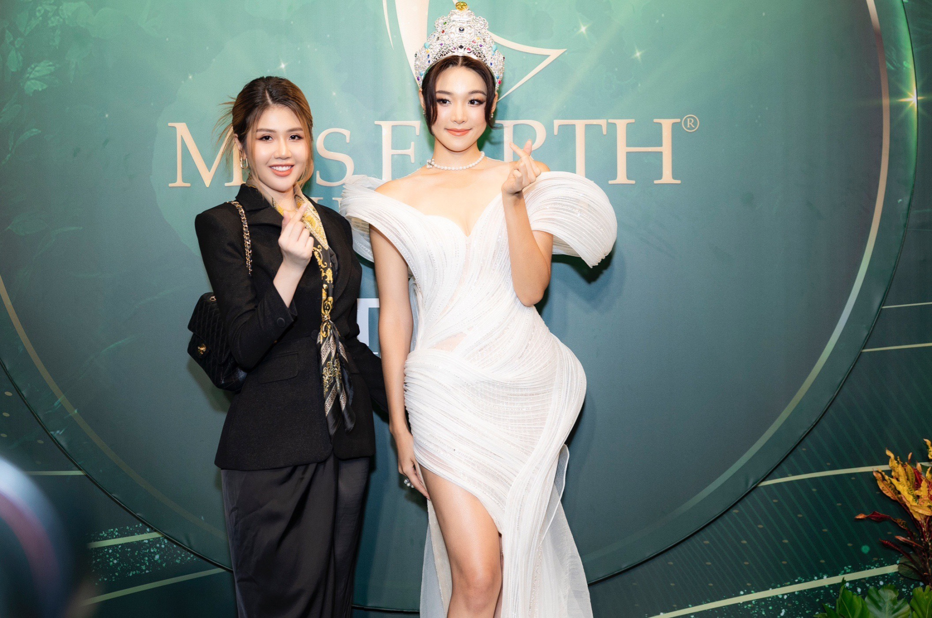 Tại sự kiện cô cũng hội ngộ đương kim Miss Earth 2022, Phương Đài bị thu hút bởi sự xinh đẹp, quyến rũ và đáng yêu của Mina Sua Choi. 