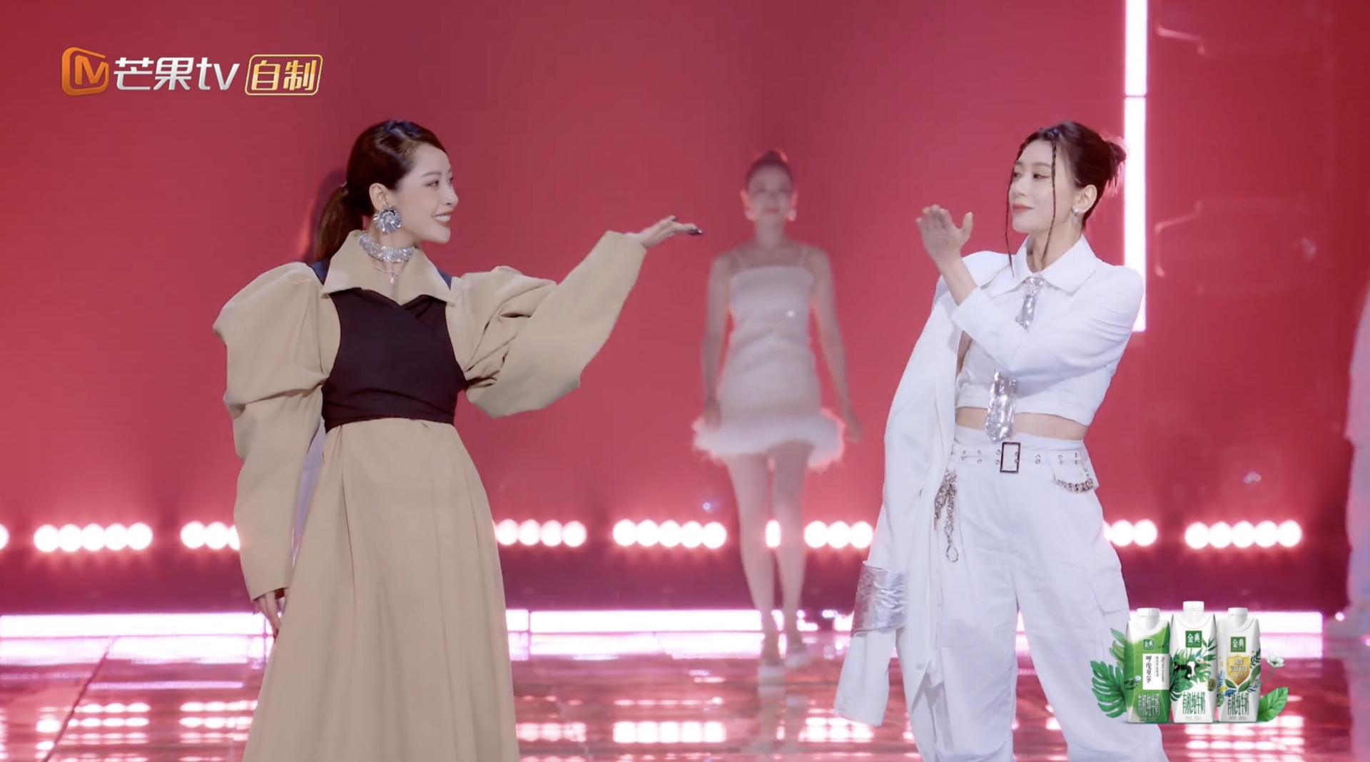 Mở đầu ca khúc, Chi Pu và Lưu Nhã Sắt đã cùng diện những bộ váy hoành tráng.