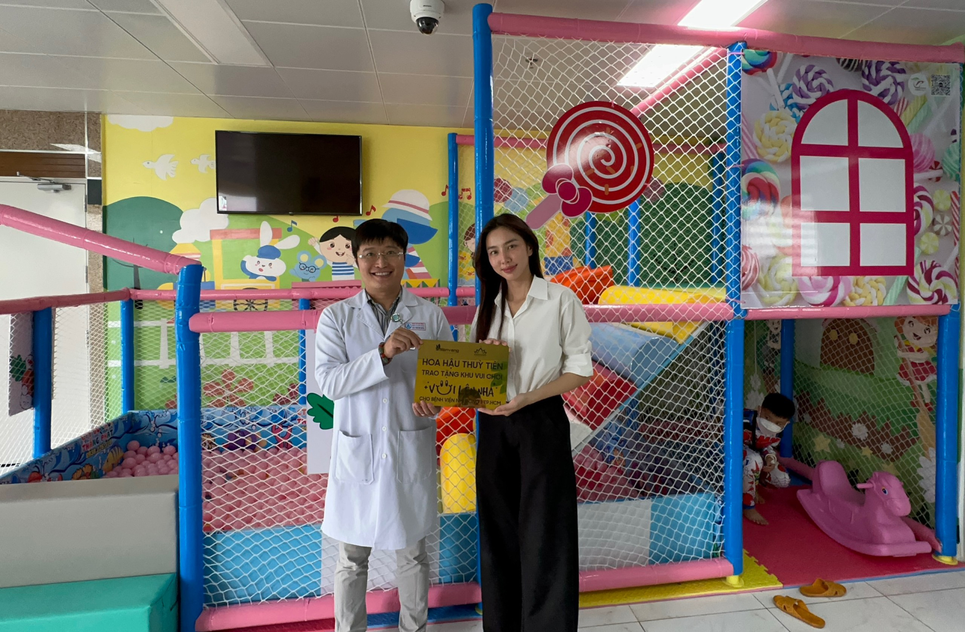 Đây là nơi Thùy Tiên và bà Phạm Kim Dung – Tổng Giám đốc Công ty Sen Vàng ấp ủ lên ý tưởng và thực hiện với mong muốn mang đến món quà tinh thần cho các bệnh nhân nhi.