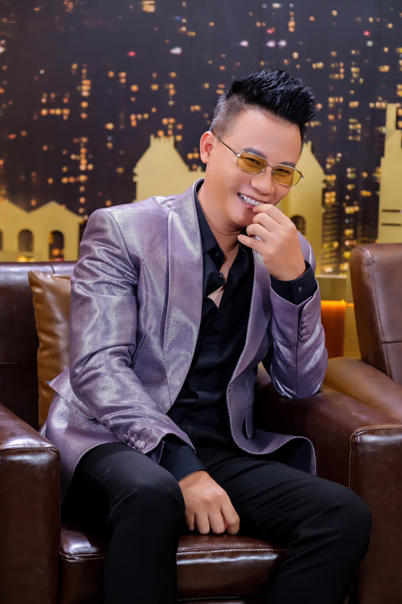 Hoàng Bách xuất hiện trong talk show của MC Nguyên Khang chia sẻ về cuộc sống hôn nhân hạnh phúc. Ảnh: FBNV