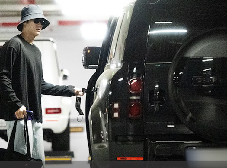 Ahn Bo Hyun lái xe đến nhà Jisoo, anh sắp xếp lịch trình để phù hợp với bạn gái. Ảnh: Sưu tầm