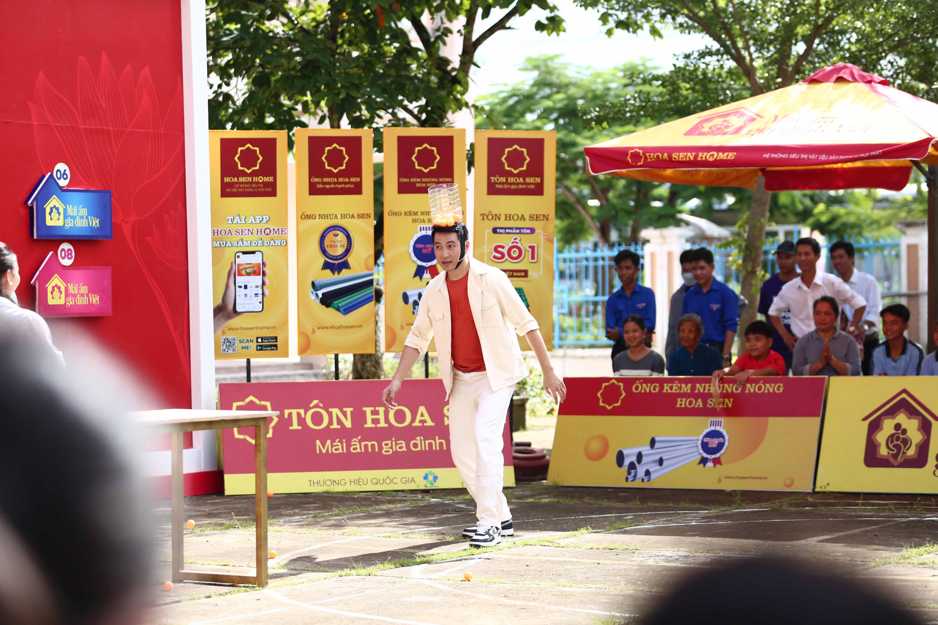 Sau các vòng thi, Nguyễn Phi Hùng ngồi nghỉ ngơi trong hậu trường với sự chăm sóc đặc biệt của khán giả, người quạt, người đưa nước để nam ca sĩ nhanh phục hồi thể lực tiếp tục cuộc chơi.