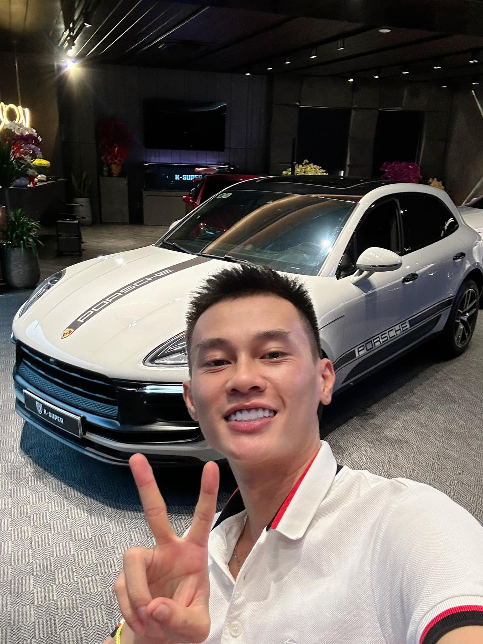 Cư dân mạng phát hiện chiếc siêu xe vừa gặp tai nạn y hệt siêu xe Porsche mà Phan Công Khanh từng selfie cùng.