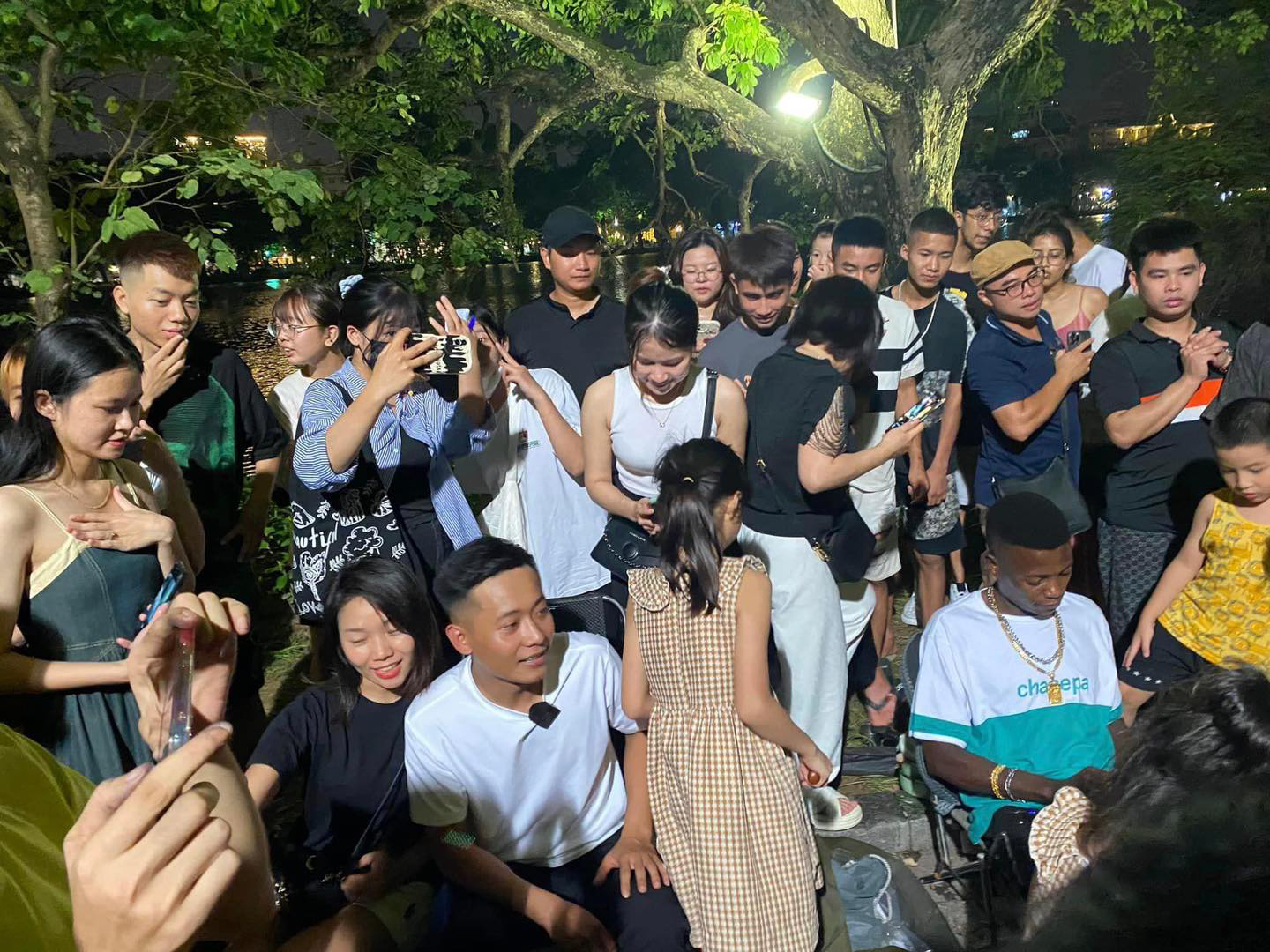 Quang Linh Vlog và Lindo được fan vây kín tại phố đi bộ. Ảnh: Giang Nara