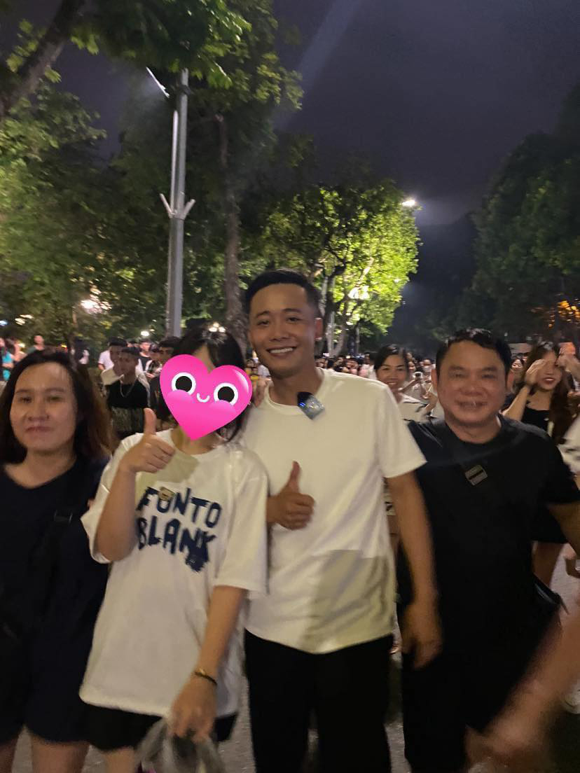Quang Linh Vlog được fan săn đón tại phố đi bộ, hài nhất là Lindo sắm nguyên sợi dây vàng cùng nụ cười 'công nghiệp' - ảnh 4