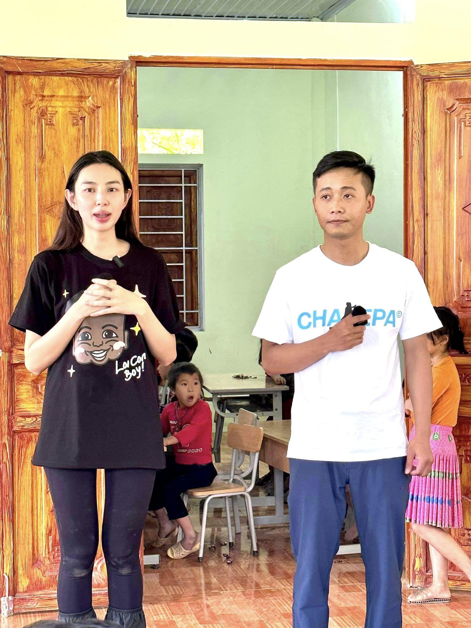 Quang Linh Vlog và Thùy Tiên cùng nhau thực hiện dự án thiện nguyện tại Hà Giang. Ảnh: FBNV