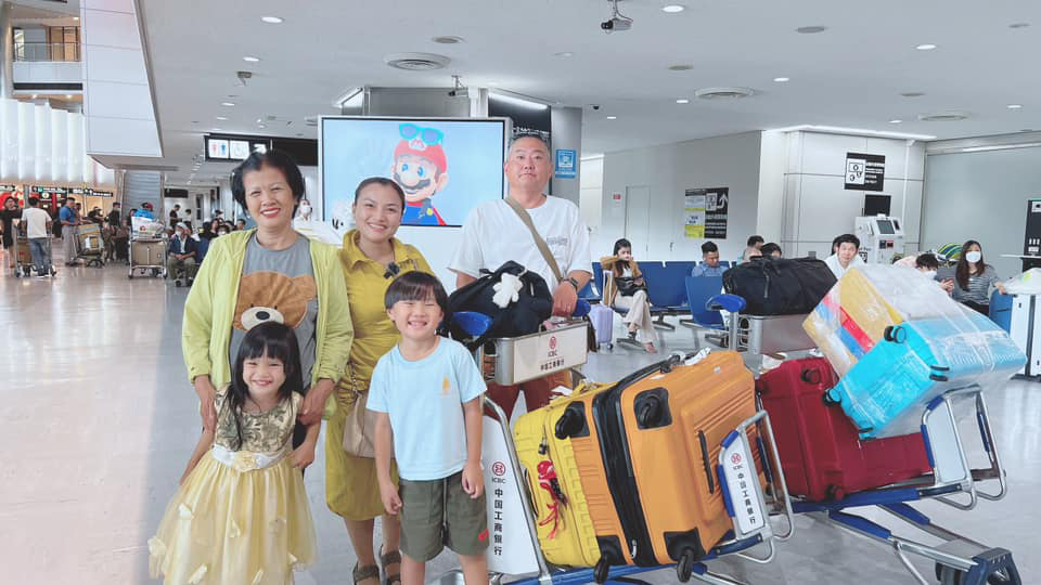 Gia đình Quỳnh Trần JP hạnh phúc đón mẹ ruột từ Việt Nam sang chơi. Ảnh: FBNV