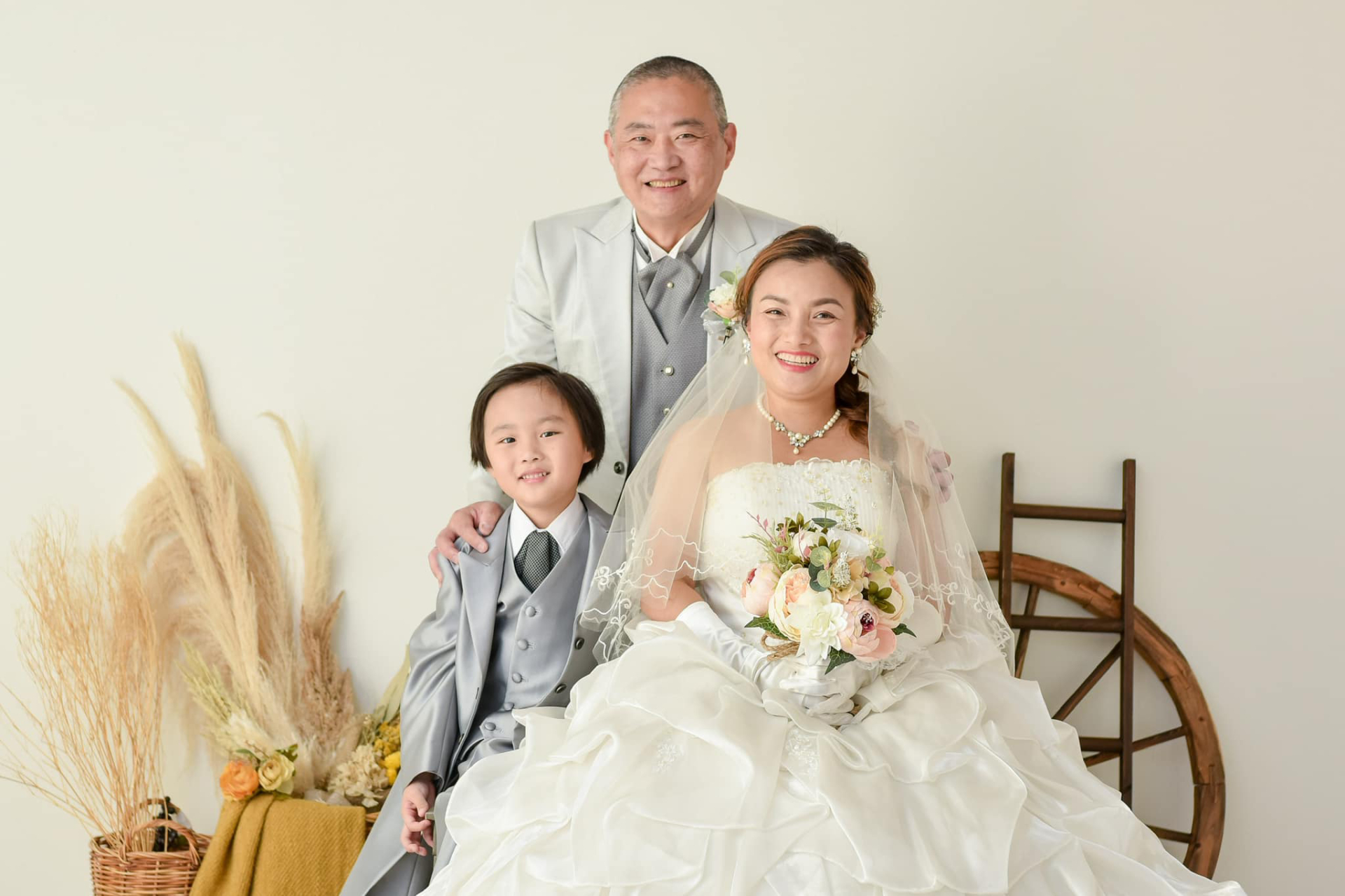 Chồng của Quỳnh Trần JP là người rất kín tiếng, dường như anh lớn tuổi hơn cô nàng khá nhiều. Ảnh: FBNV