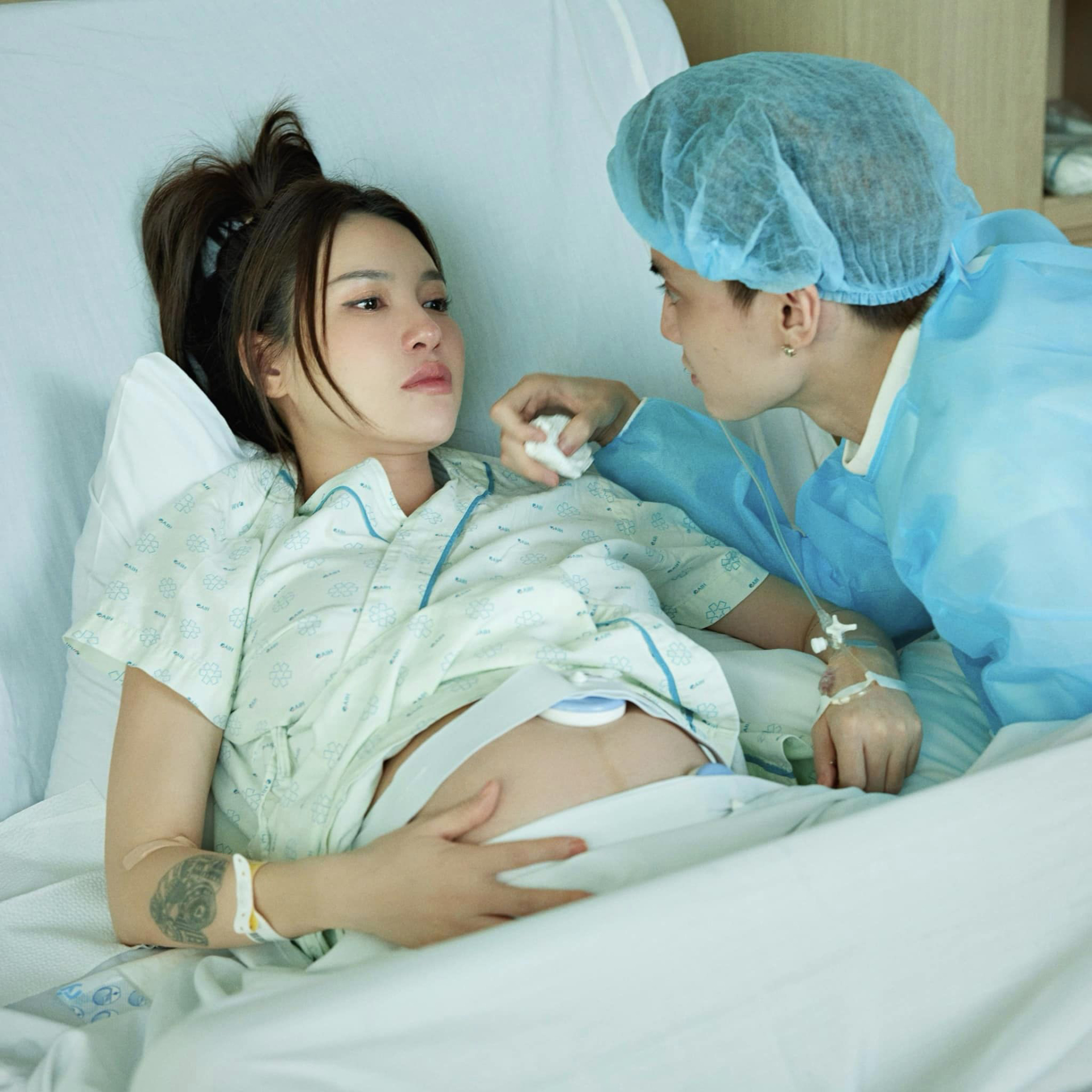Lucie Nguyễn và Tuấn Dương đón con gái đầu lòng. Ảnh: FBNV