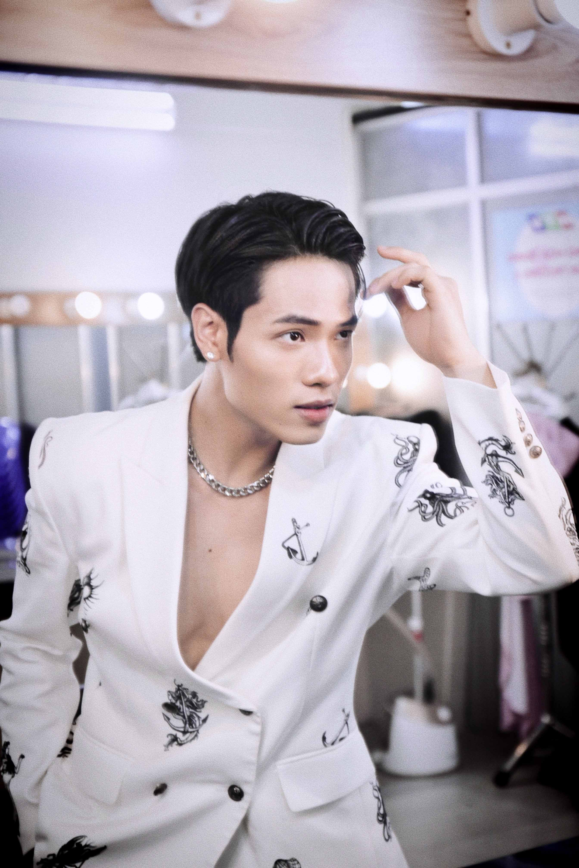 Khác với sự nhẹ nhàng, đầy tình cảm của Sau Chia Tay, Đừng Lo Đã Có Anh Đây Rồi mang màu sắc hiện đại và sôi động.