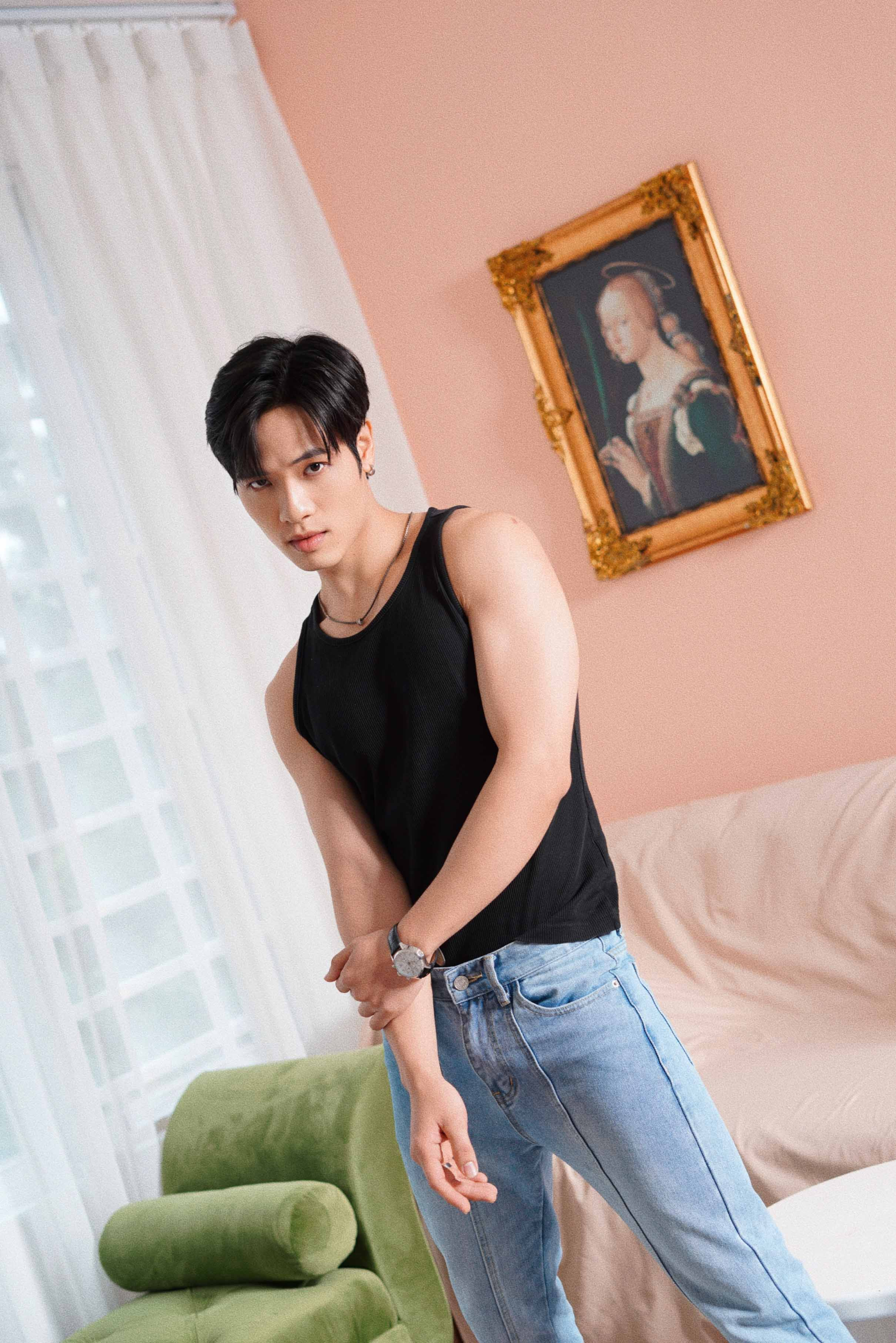 Khác với phong cách thường thấy, Đăng Quân Pino đầu tư và chăm chút phần vũ đạo cho MV lần này.
