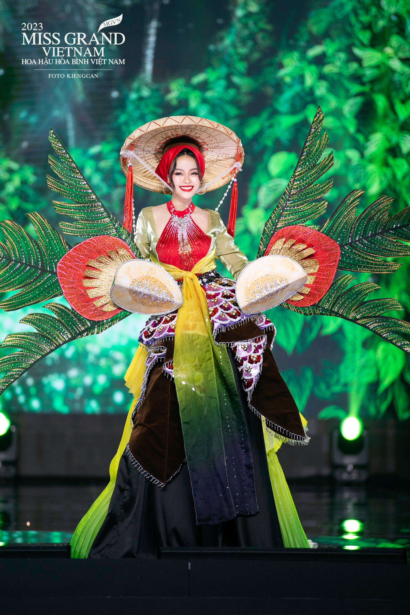 Các thí sinh tỏa sáng trong đêm thi National Costume tối qua. Ảnh: Miss Grand Vietnam