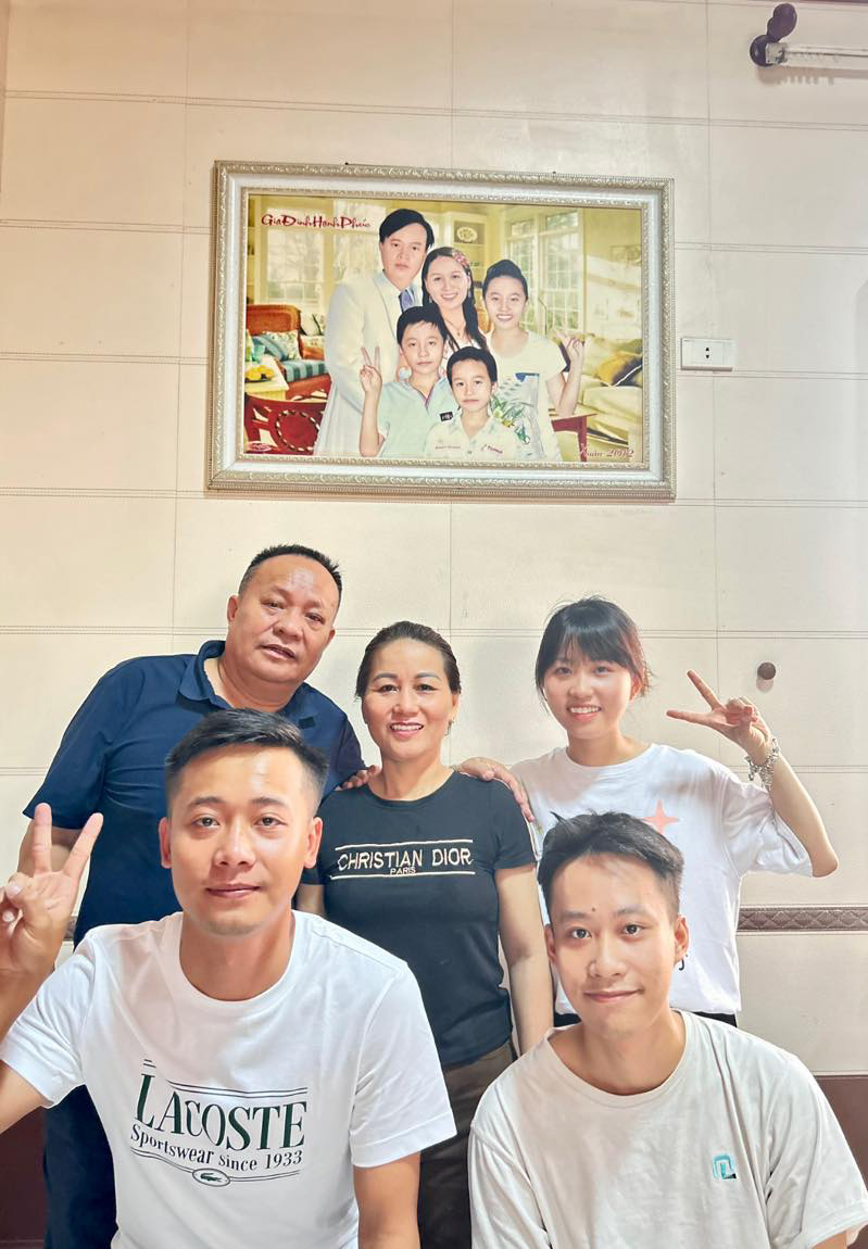 Bức chân dung gia đình hạnh phúc của Quang Linh Vlog sau 11 năm mới có đông đủ thành viên. Ảnh: FBNV