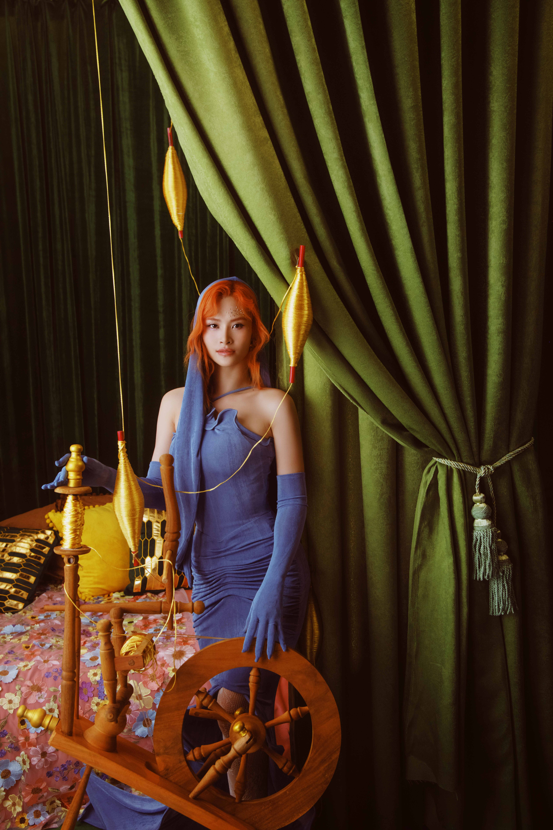 Ngoài ra, ở các poster và teaser MV đã giới thiệu vài ngày qua, hình ảnh của Đông Nhi cũng cho thấy sự thay đổi rõ rệt.