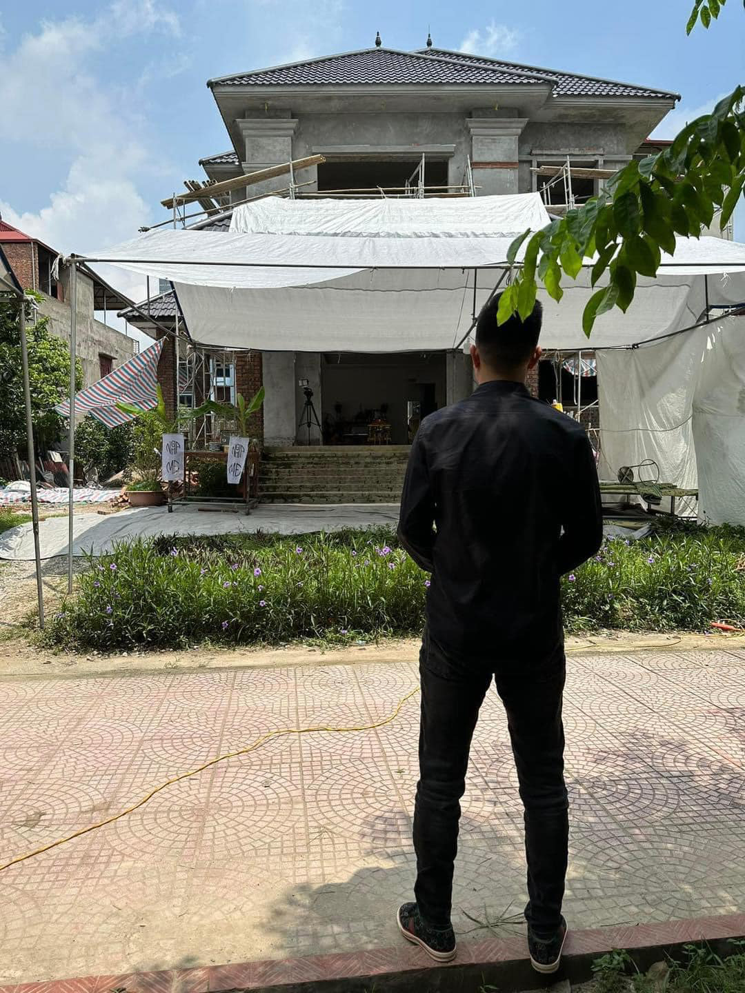 Huấn Hoa Hồng xin lỗi vì chưa thể hoàn thành ngôi nhà dang dở cho gia đình Khá Bảnh. Ảnh: Khóc Thuê