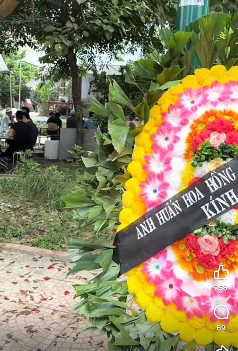 Huấn Hoa Hồng gửi vòng hoa viếng và hỗ trợ thêm 120 triệu cho gia đình lo tang sự. Ảnh: Khóc Thuê