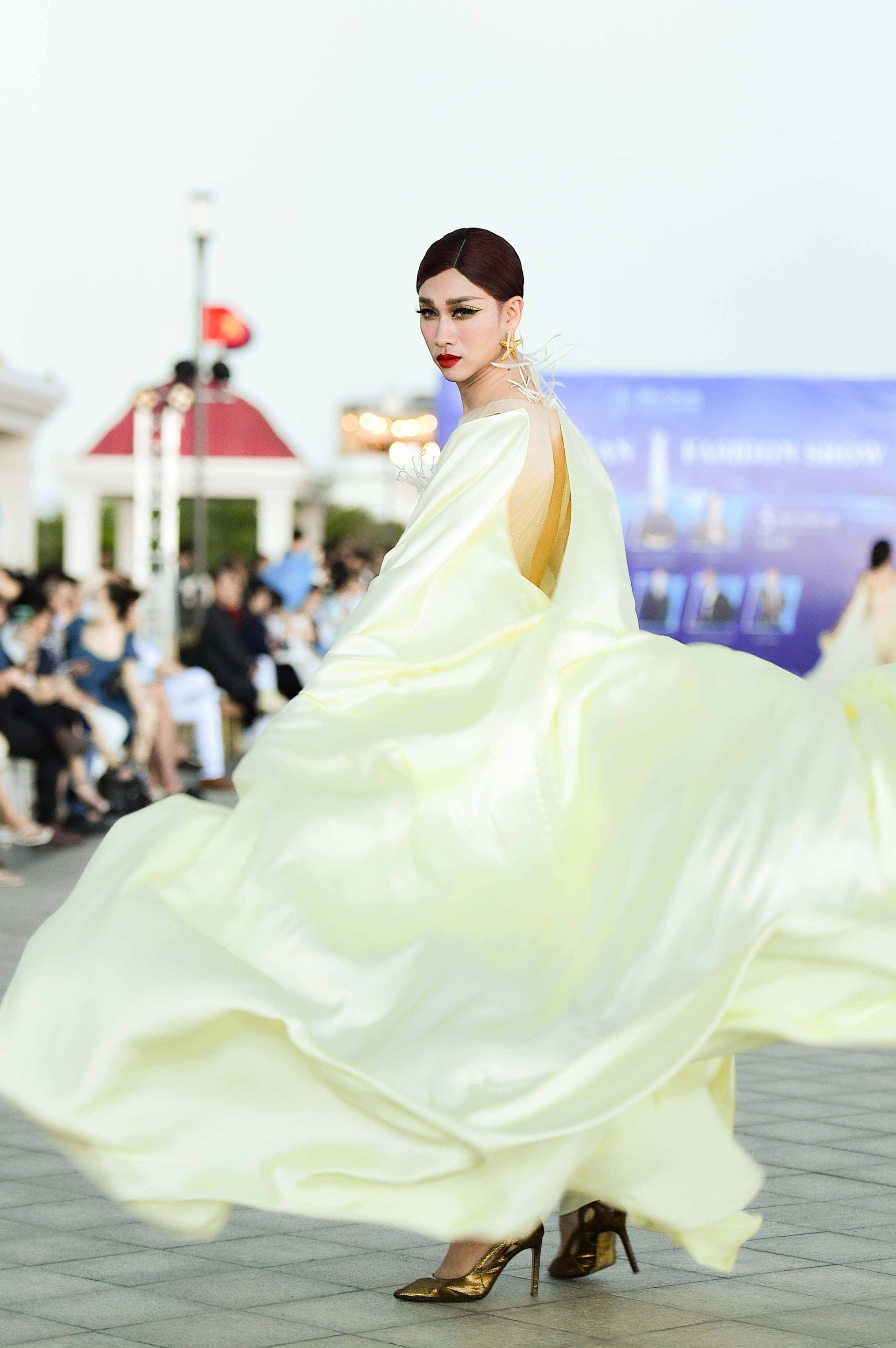 Loạt thí sinh Hoa hậu Đại dương Việt Nam trình diễn BST của 5 nhà thiết kế Việt - ảnh 4