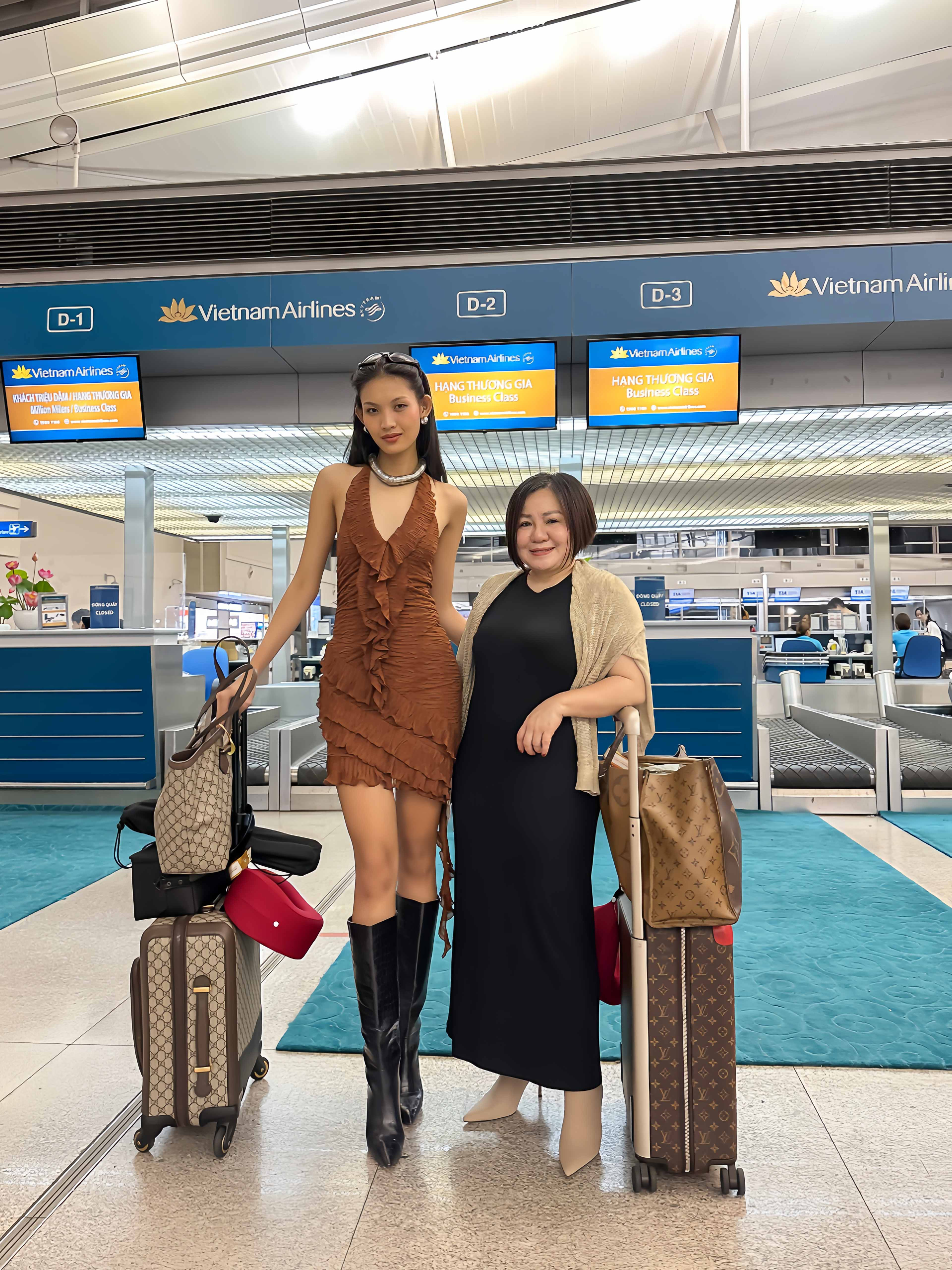 Sáng ngày 23/08 vừa qua, Tú Anh - Quán quân The Face Vietnam 2023 cùng Bà Trang Lê - CEO MultiMedia JSC kiêm GĐSX The Face Vietnam đã lên đường đến Tokyo để tham dự chuỗi sự kiện lần này.