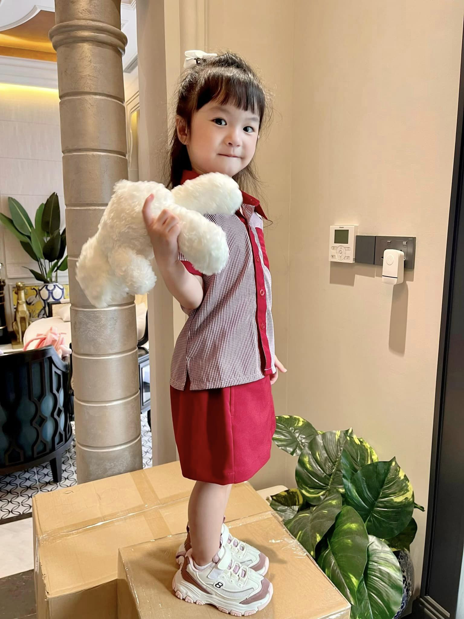'Tiểu công chúa' được mẹ đầu tư áo quần theo phong cách học sinh Hàn Quốc, Nhật Bản. Ảnh: FBNV