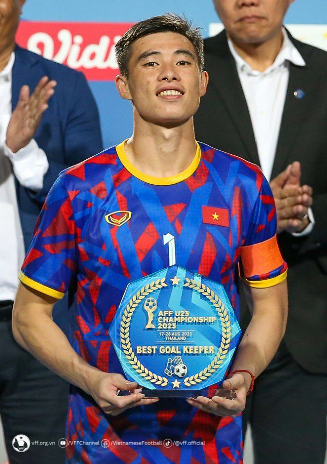 Thủ Thành U23 Việt Nam nhận danh hiệu Thủ môn xuất sắc nhất. Ảnh: VFF