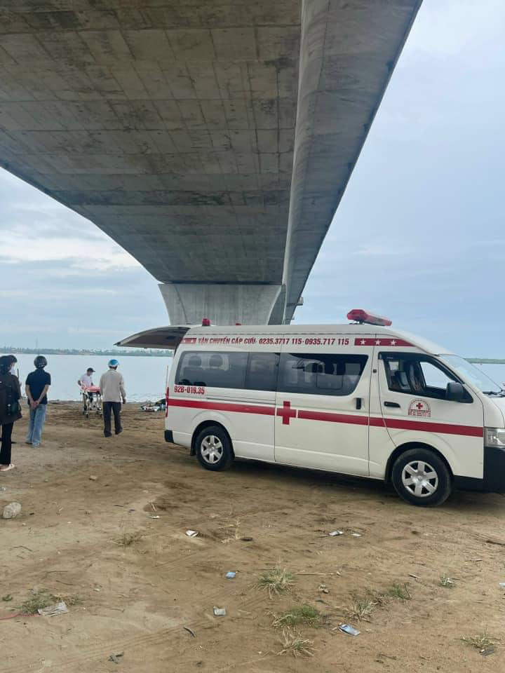 Xe cứu thương hoạt động hết công suất vào hôm qua tại cầu Cửa Đại. Ảnh: Cầu Cửa Đại