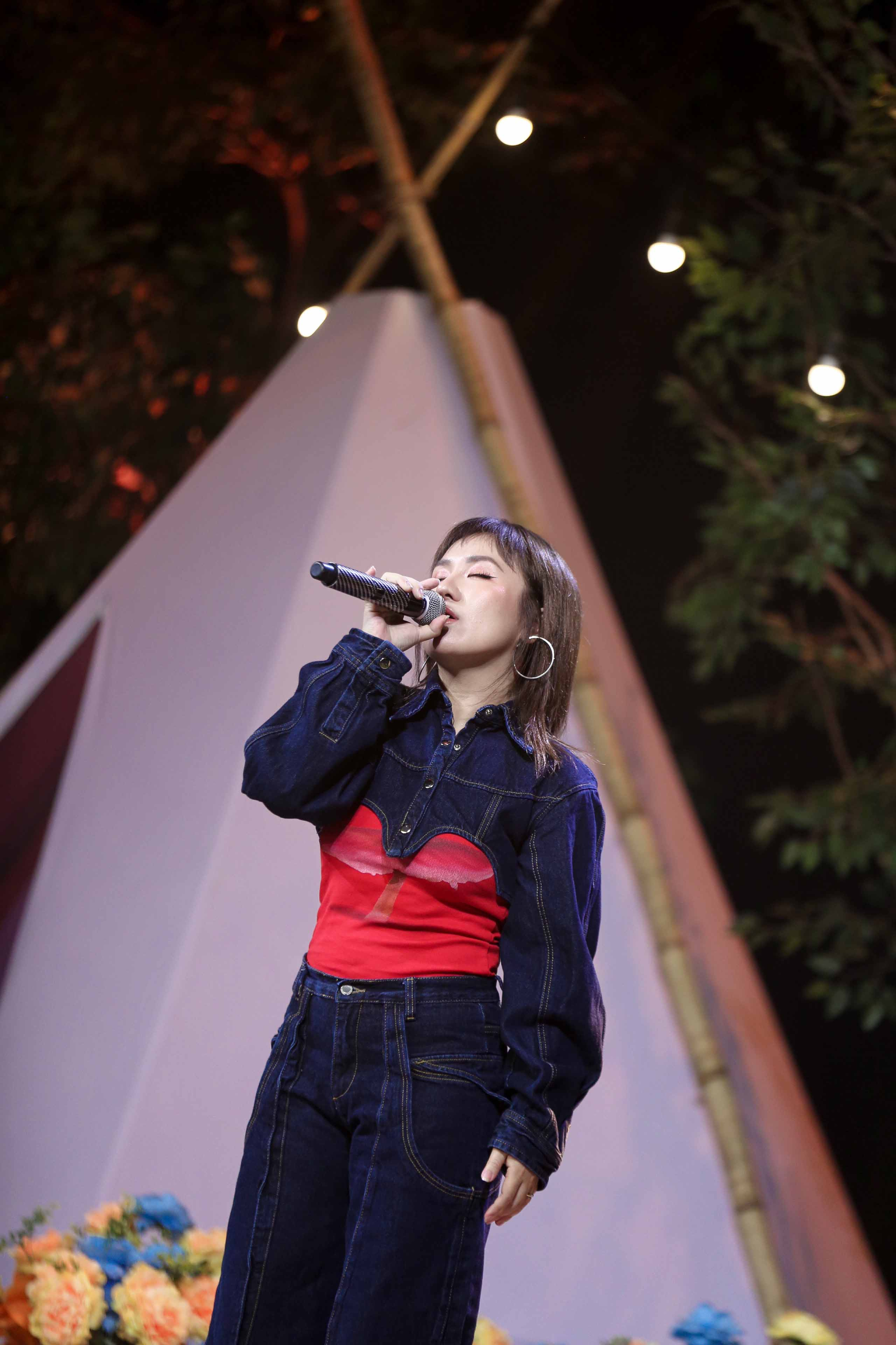 Đến với chương trình, Huỳnh Tú đã mang tới ca khúc “Đừng yêu nữa em mệt rồi” – một ca khúc được thể hiện thành công qua giọng hát của ca sĩ Min.