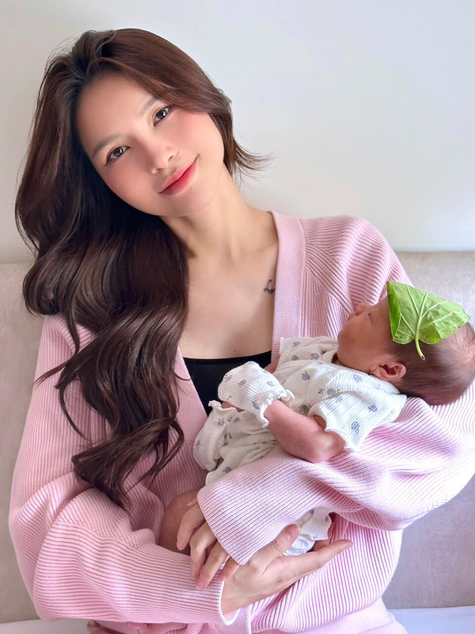Lucie Nguyễn khoe nhan sắc xinh đẹp sau 1 tháng sinh con. Ảnh: FBNV