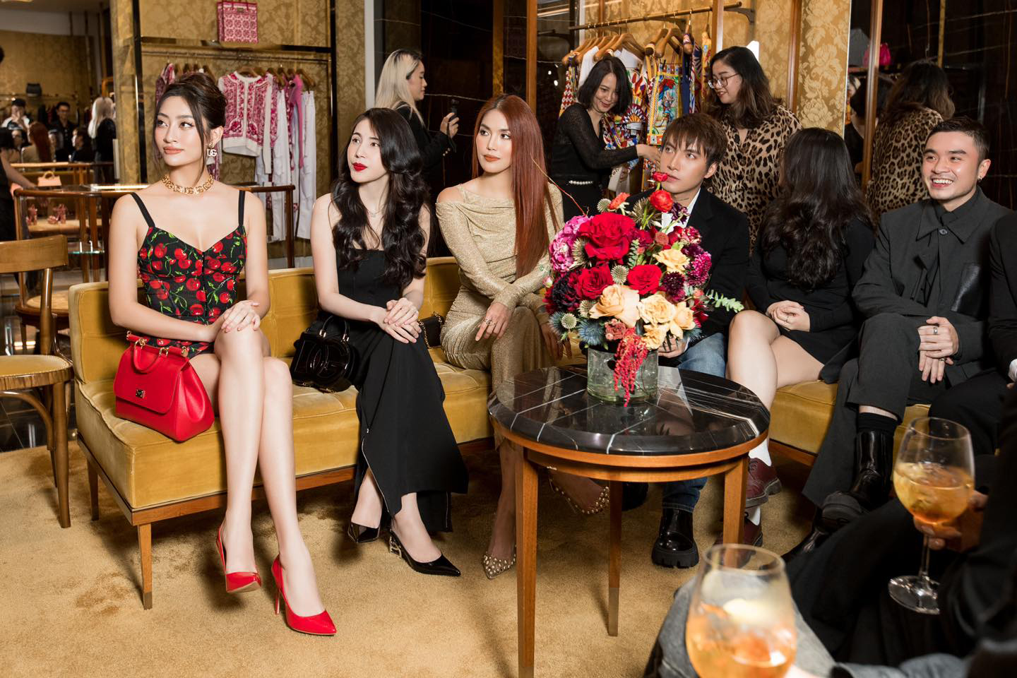 Sự kiện của thương hiệu Dolce & Gabbana tại Việt Nam diễn ra hôm qua thu hút sự quan tâm của tín đồ thời trang. Ảnh: FBNV