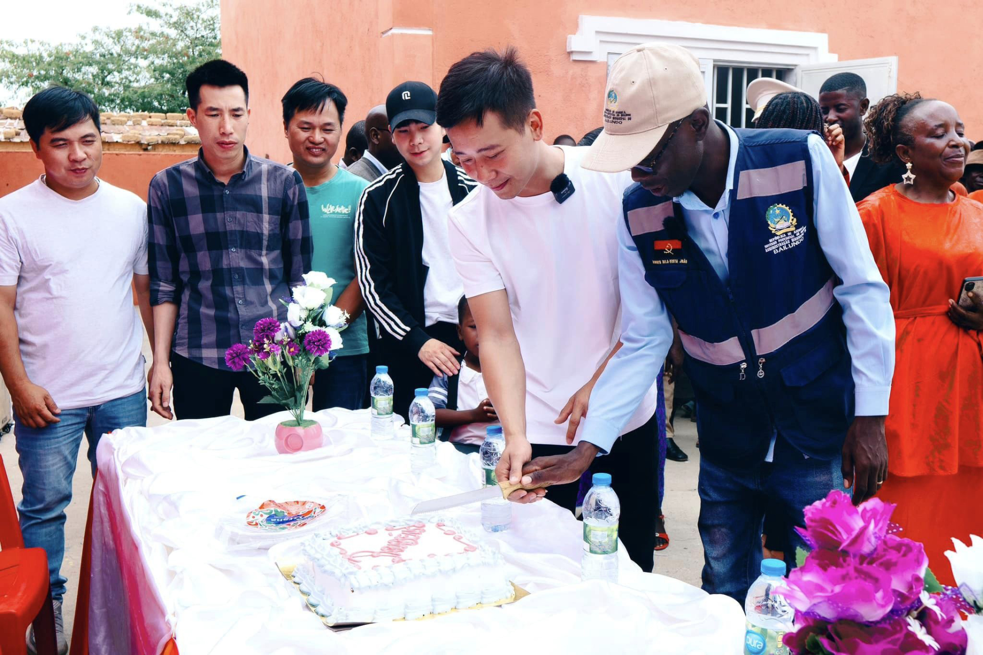 Quang Linh cắt bánh kem trong lễ khánh thành. Ảnh: FBNV