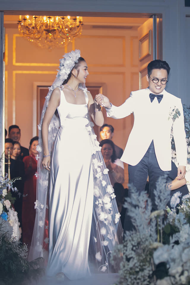 Thanh Hằng và ông xã Trần Nhật Minh trong đám cưới. Ảnh: FBNV