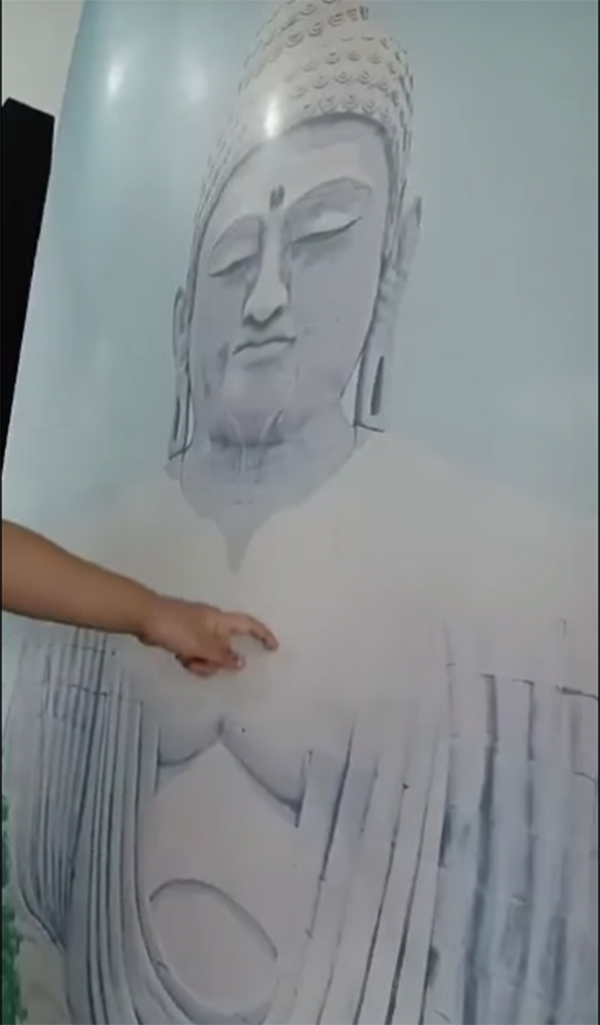 Bé Moon tương tác với hình Đức Phật khi bất ngờ nhìn thấy. Ảnh: Chụp màn hình