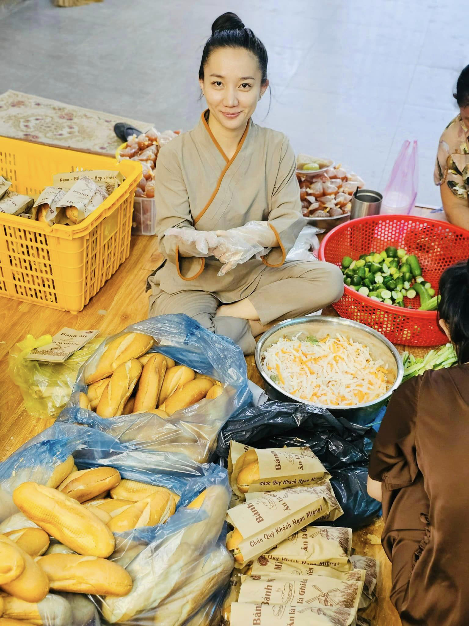 Vợ chồng Lê Dương Bảo Lâm duy trì phát đồ ăn từ thiện sau khi mẹ mất. Ảnh: FBNV