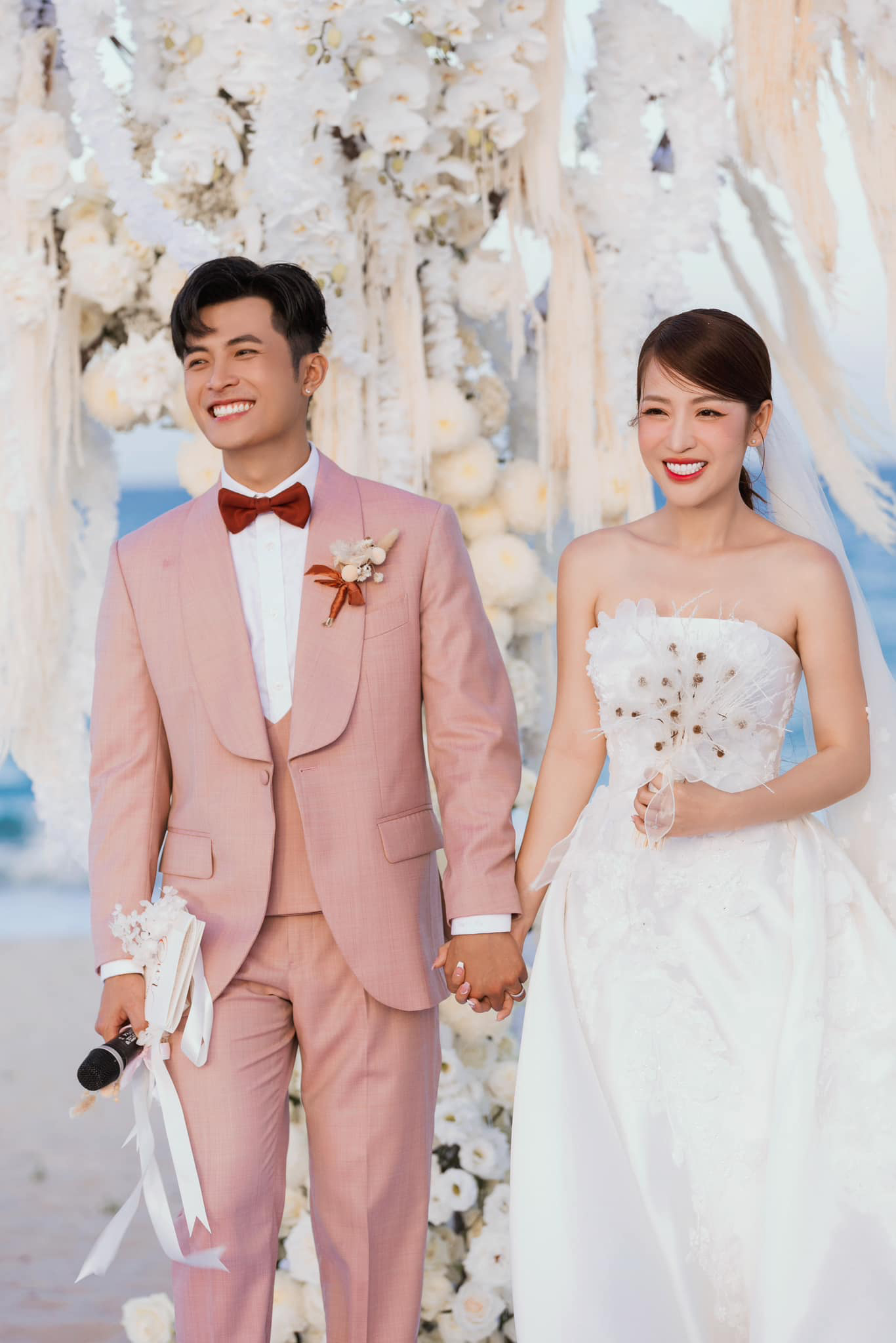 Đám cưới Puka và Gin Tuấn Kiệt diễn ra viên mãn tại Cam Ranh. Ảnh: FBNV