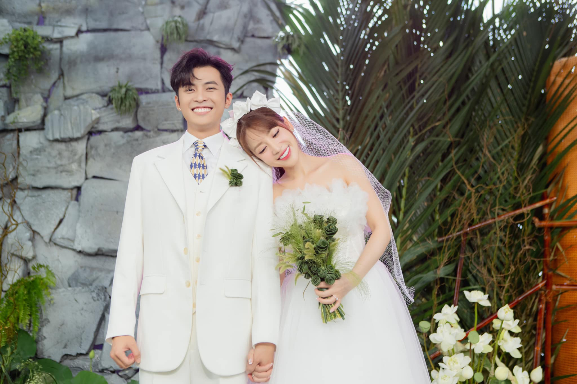 Vợ chồng Puka và Gin Tuấn Kiệt tổ chức đám cưới ở đâu là khách vui chơi tưng bừng ở đó. Ảnh: FBNV